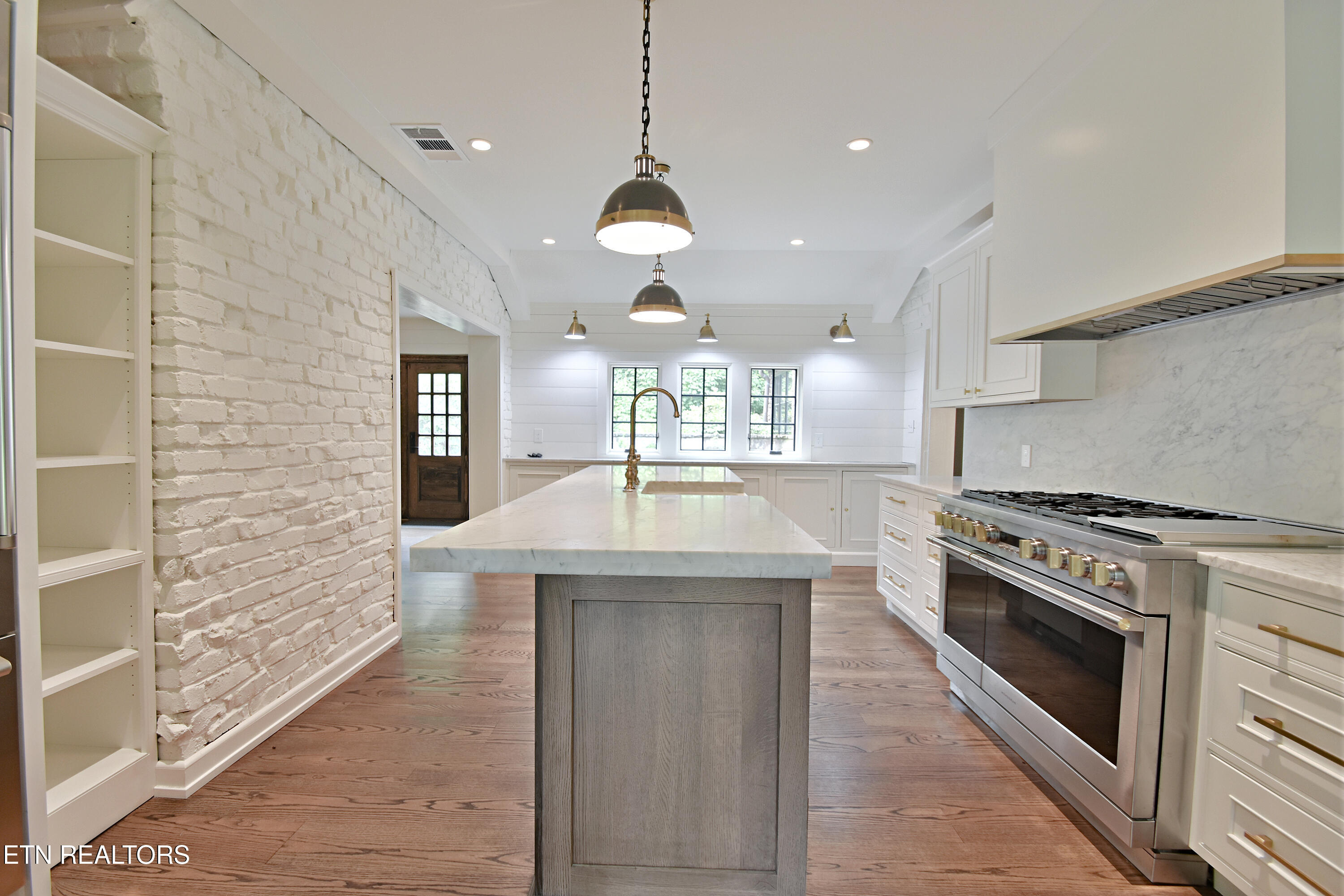 2221 Cherokee Blvd Property Photo 17