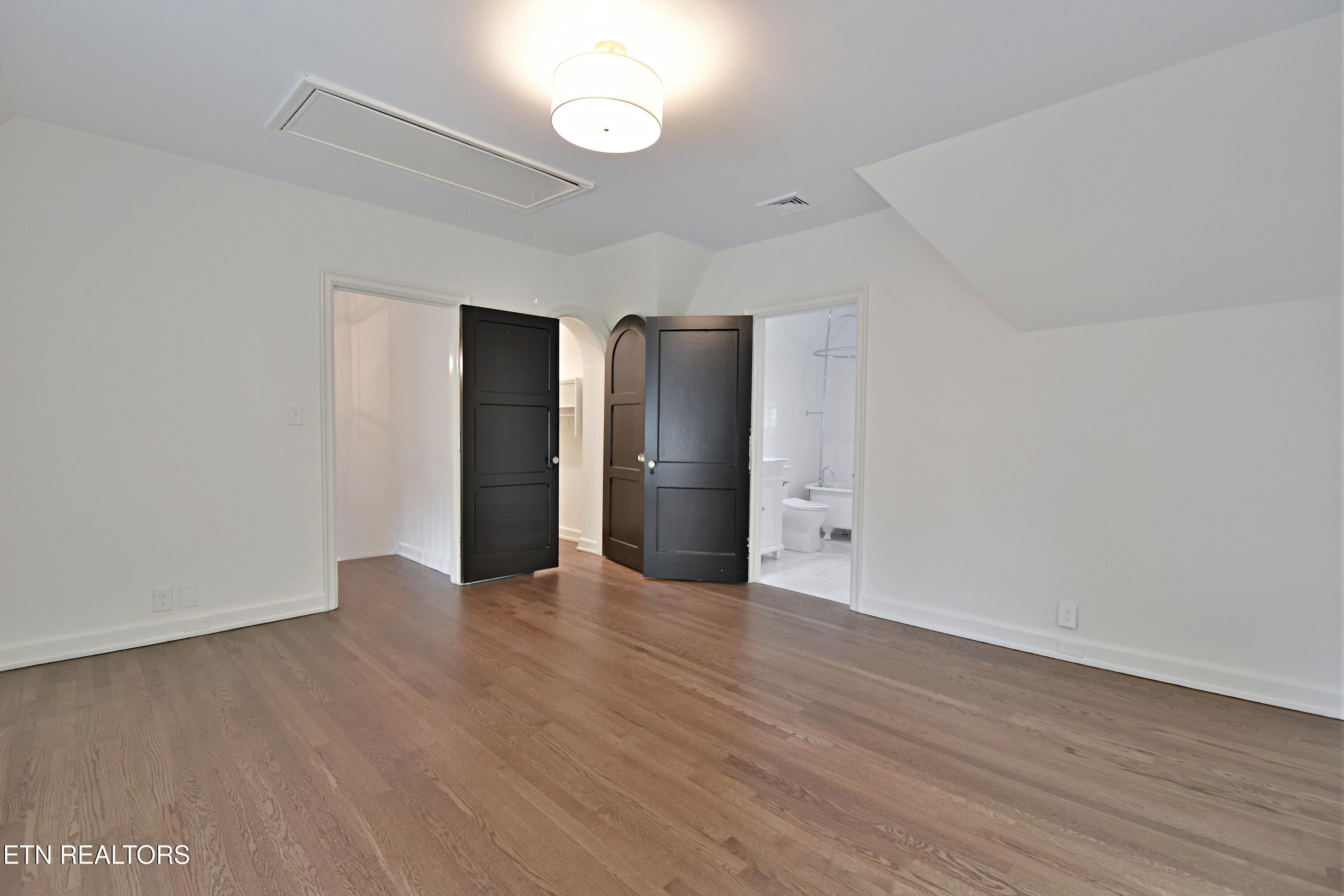 2221 Cherokee Blvd Property Photo 36