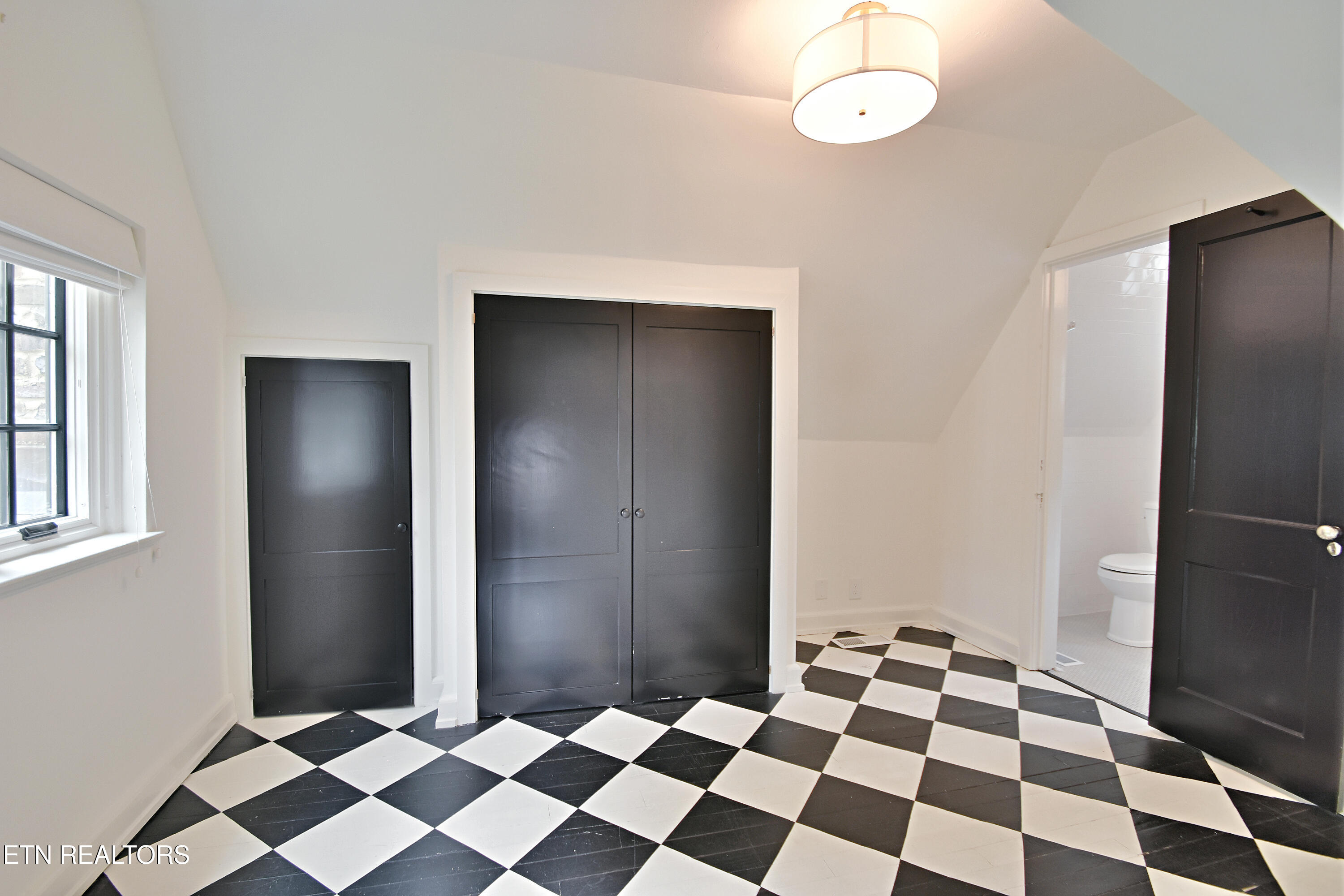 2221 Cherokee Blvd Property Photo 41