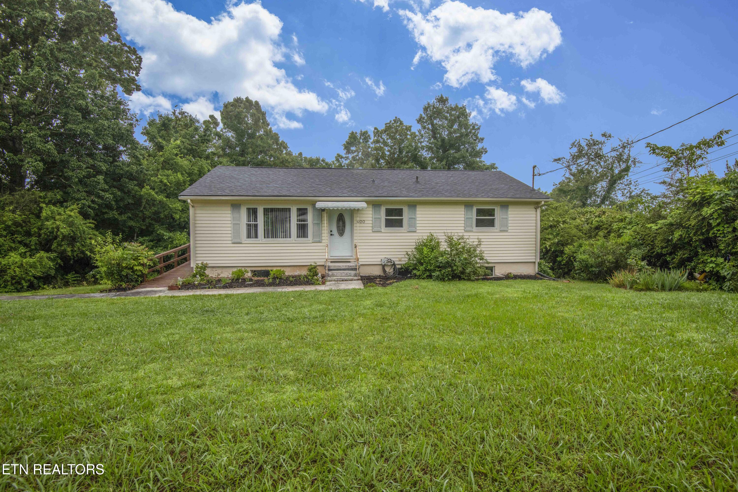 600 W Ridgecrest Drive Property Photo 1
