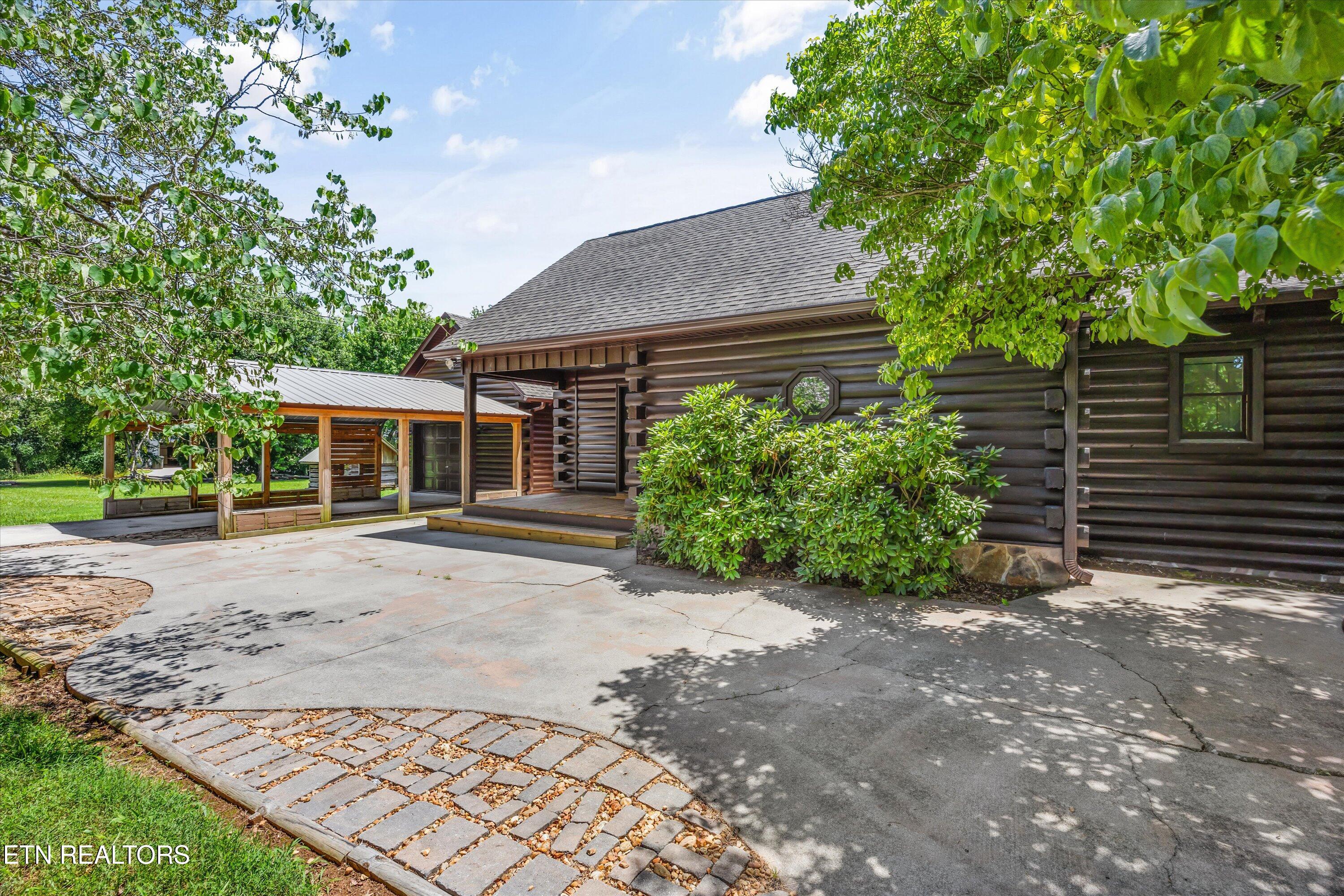 284 Savannah Shores Drive Property Photo 1