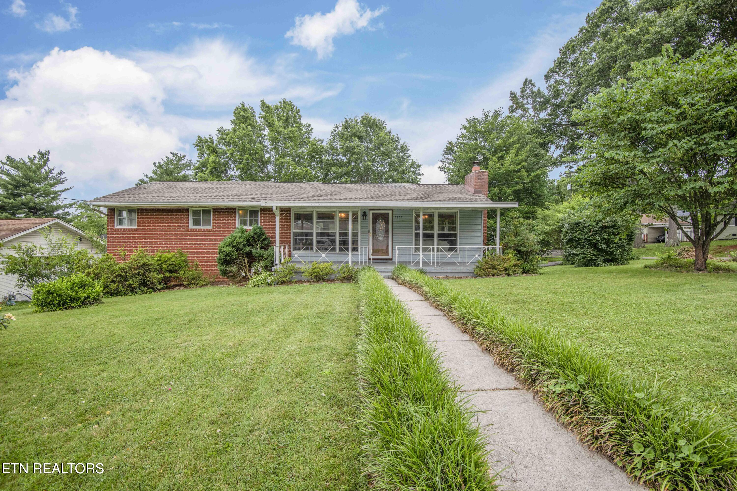 5225 Clairidge Rd Property Photo 1