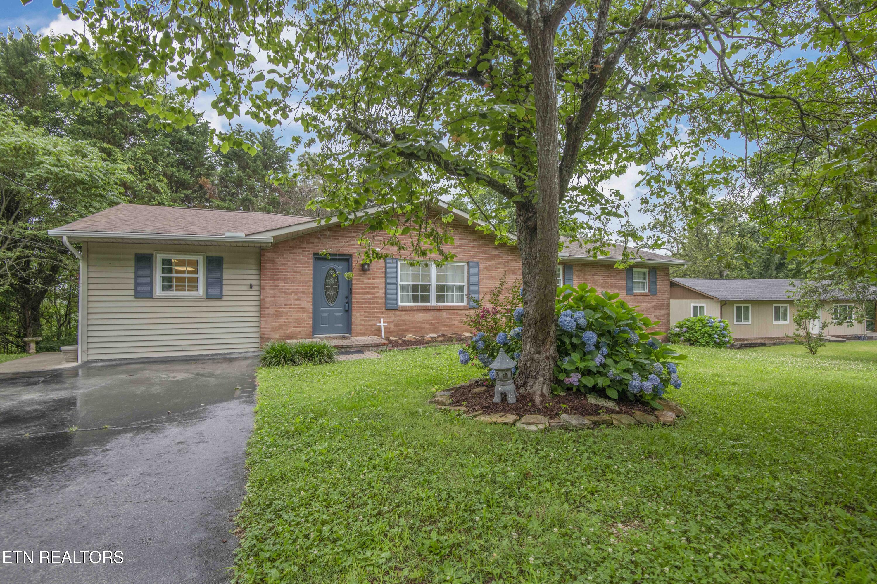 817 W Ridgecrest Drive Property Photo 1