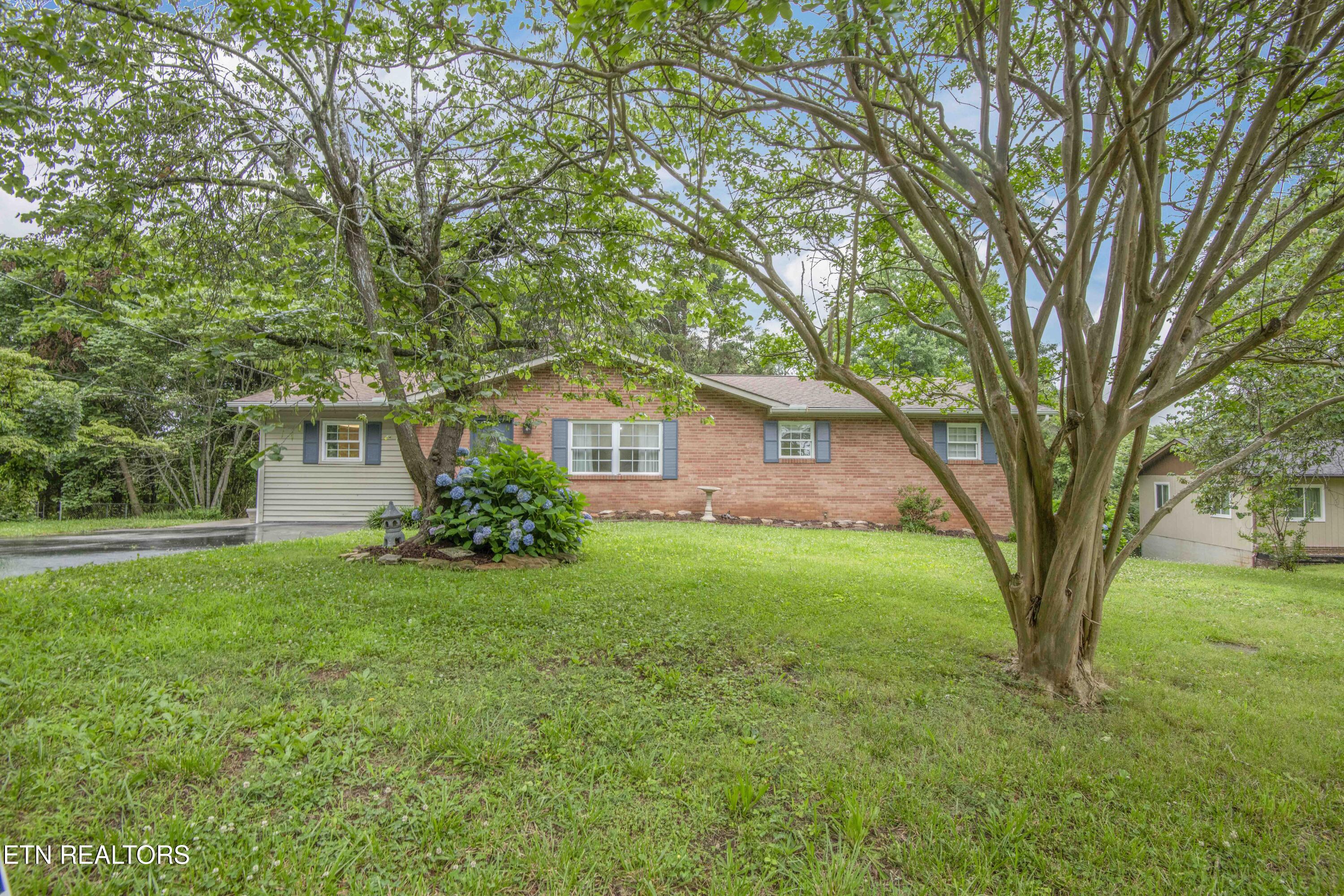 817 W Ridgecrest Drive Property Photo 2