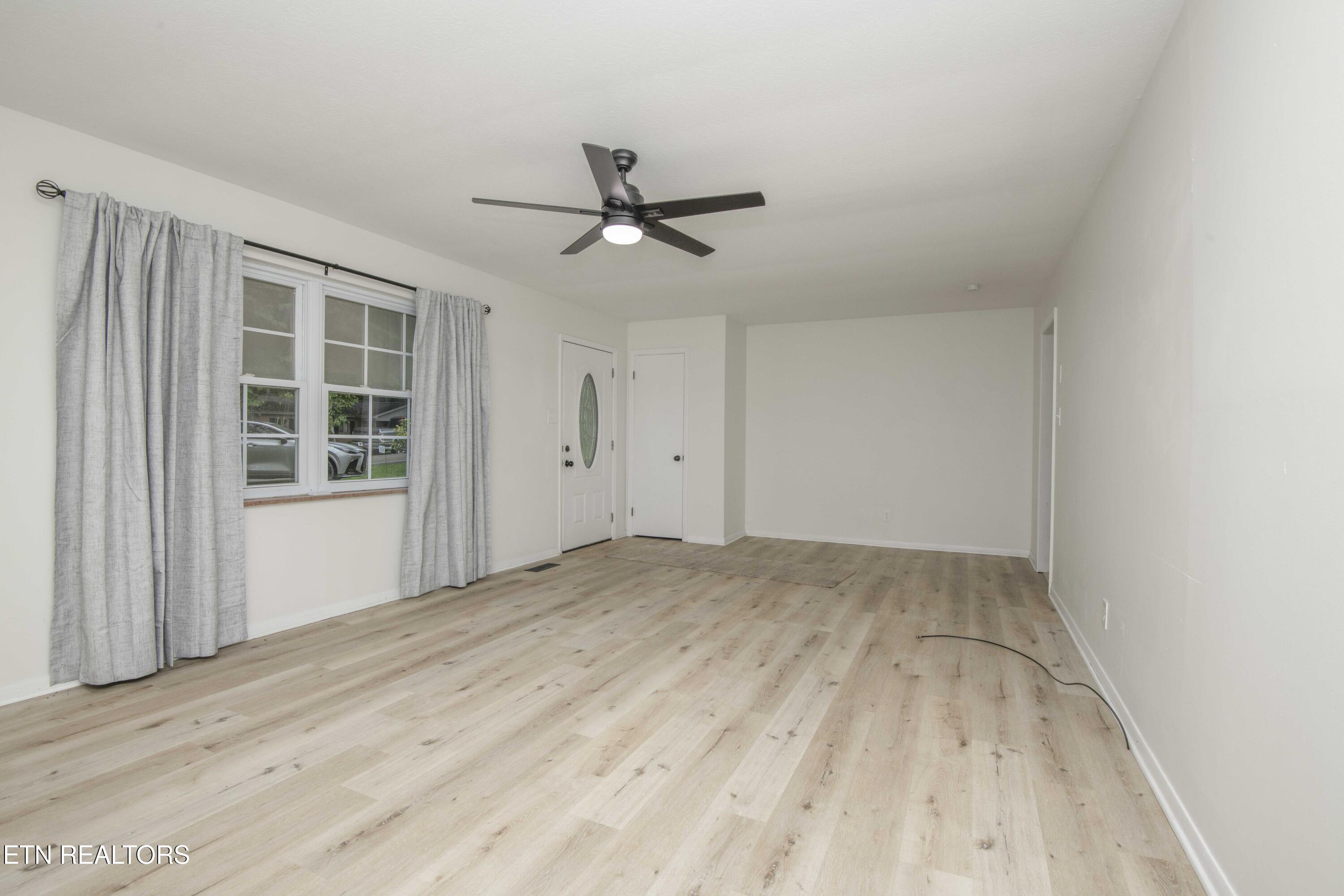 817 W Ridgecrest Drive Property Photo 3