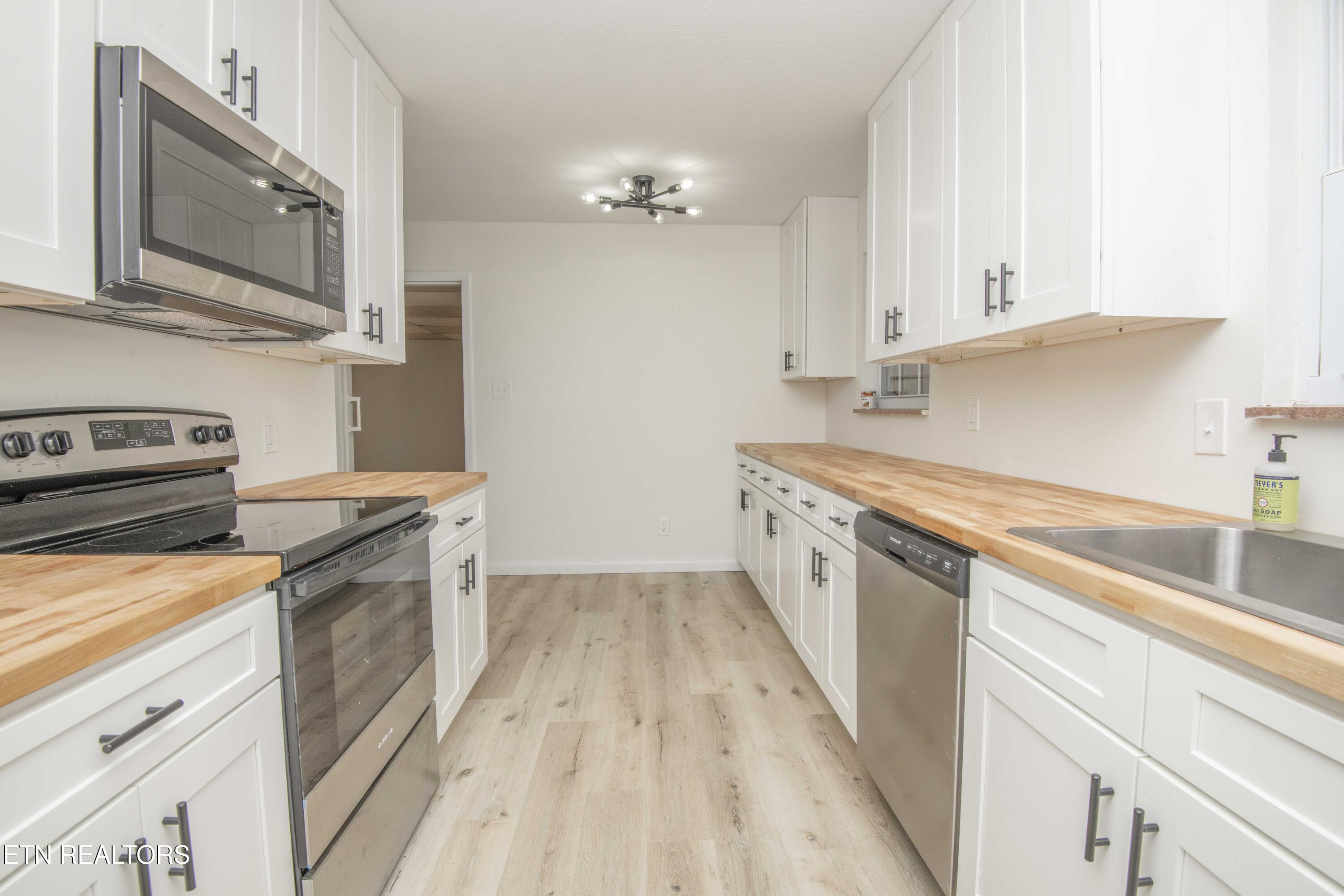 817 W Ridgecrest Drive Property Photo 8