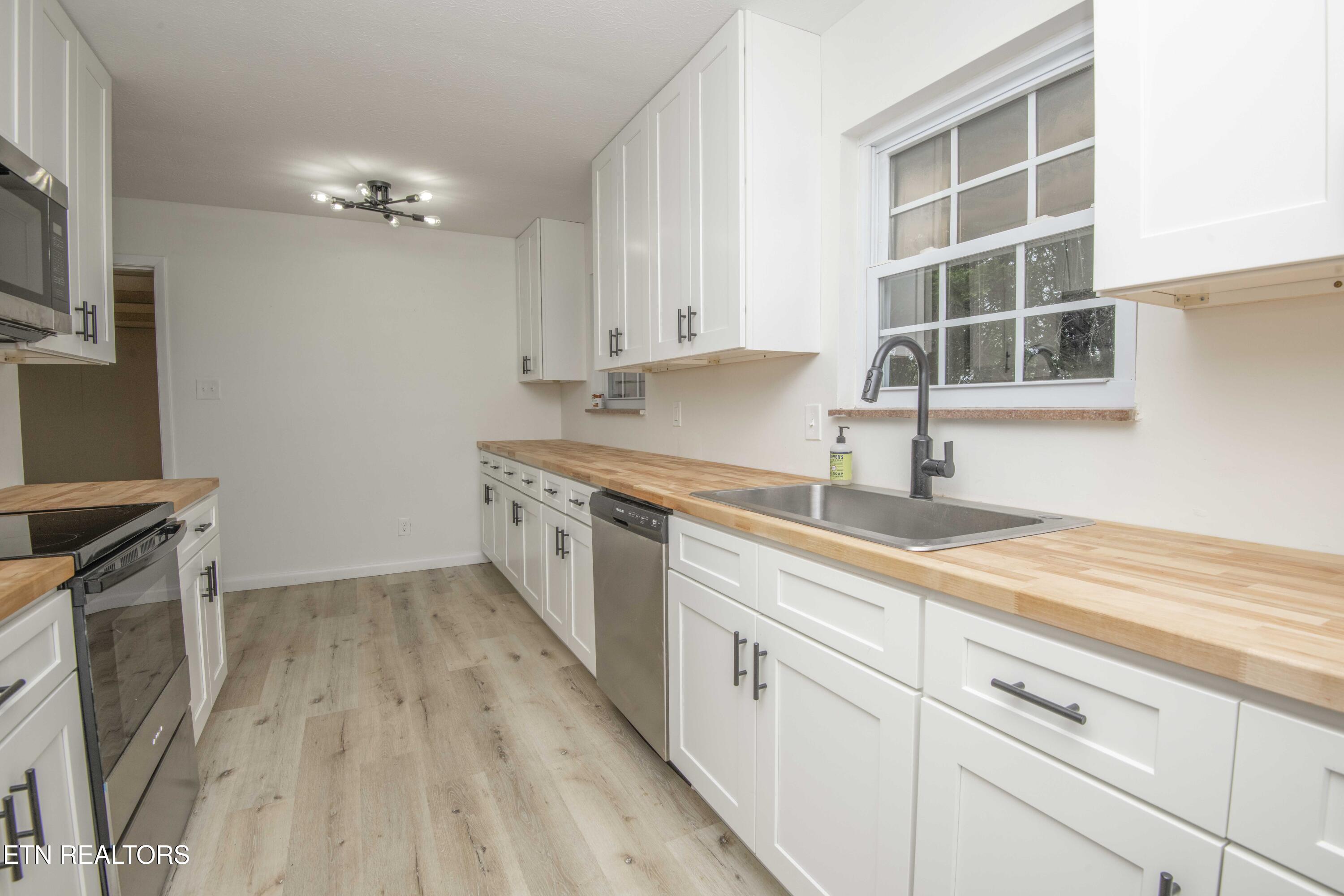 817 W Ridgecrest Drive Property Photo 9