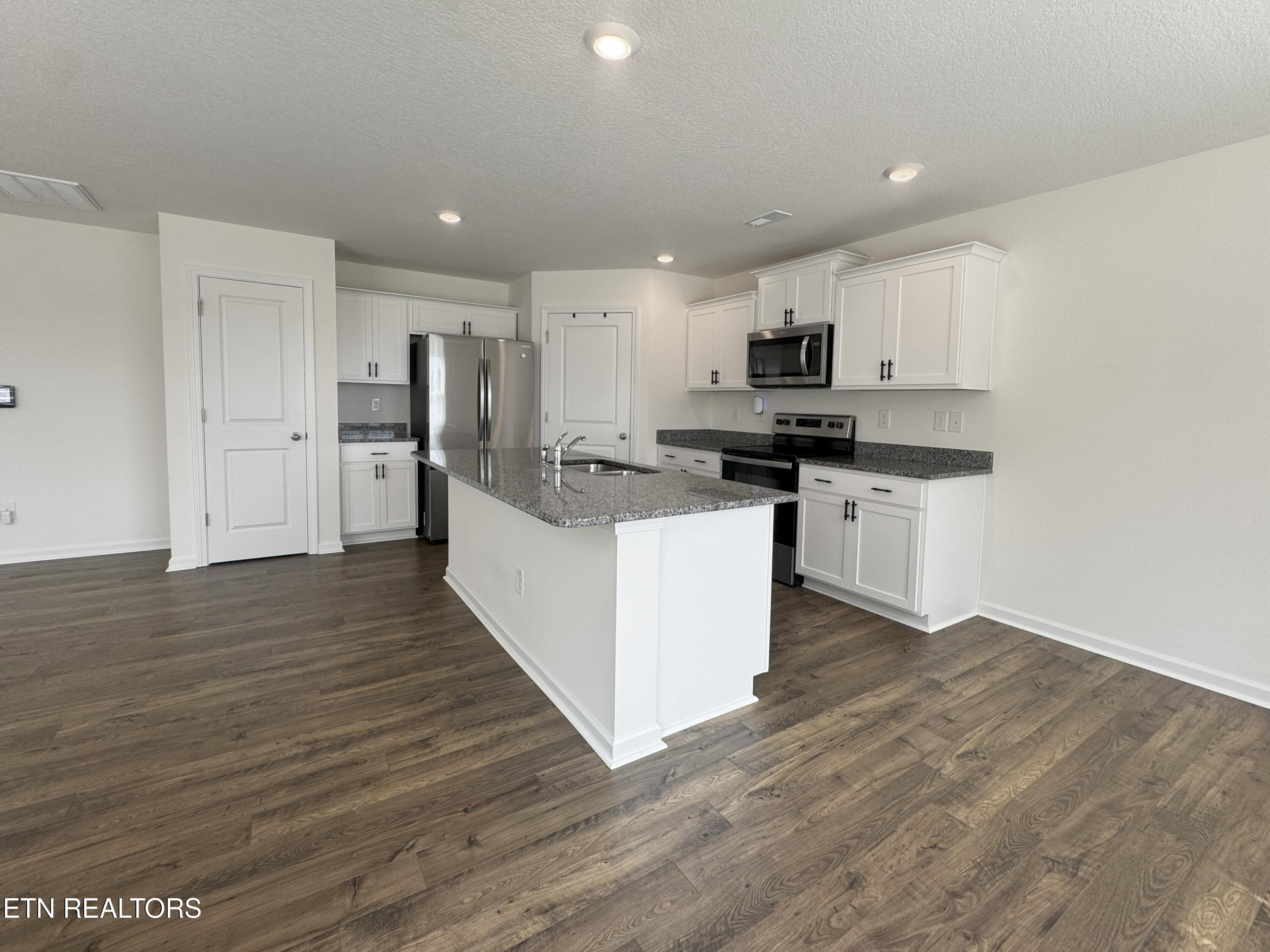 7515 Grasshopper Lane Property Photo 6