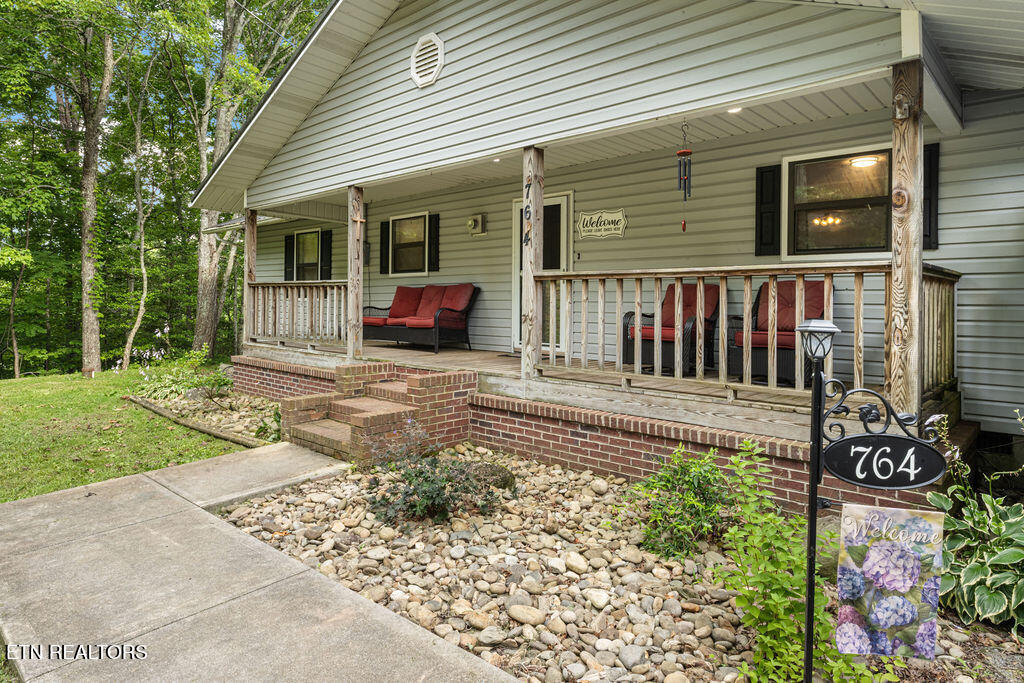 764 W Highland Drive Property Photo 2