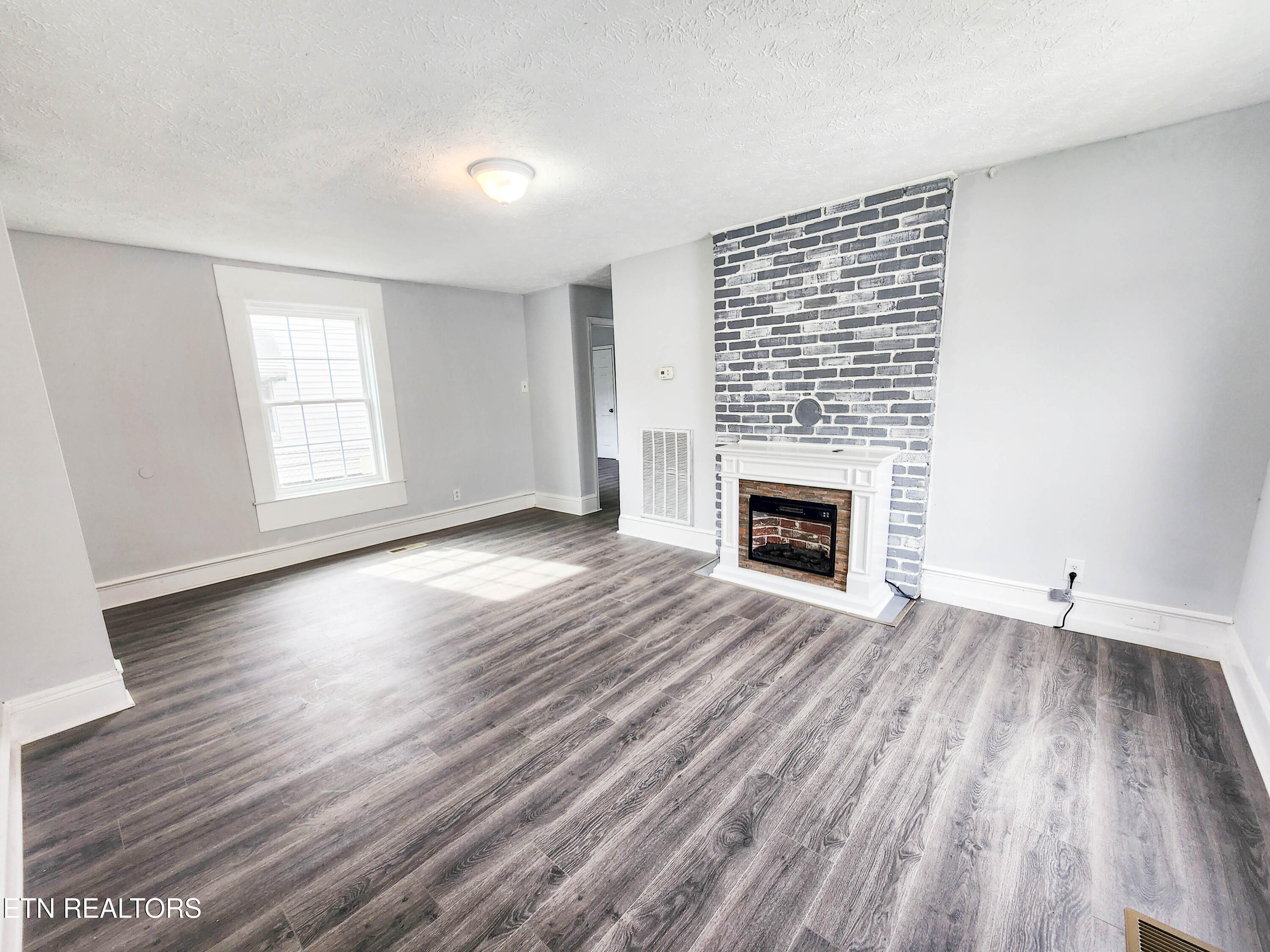 1617 Worth St Property Photo 3
