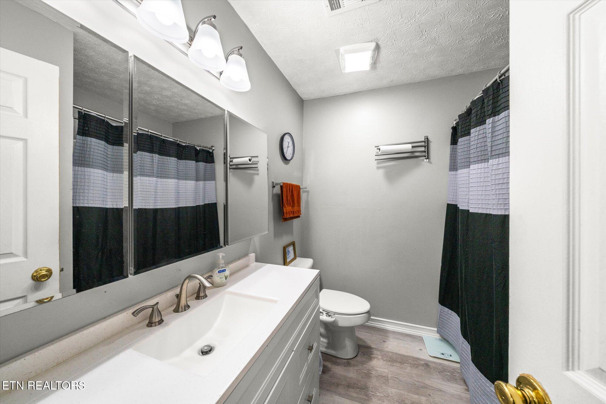 7501 Heumsdale Drive Property Photo 16