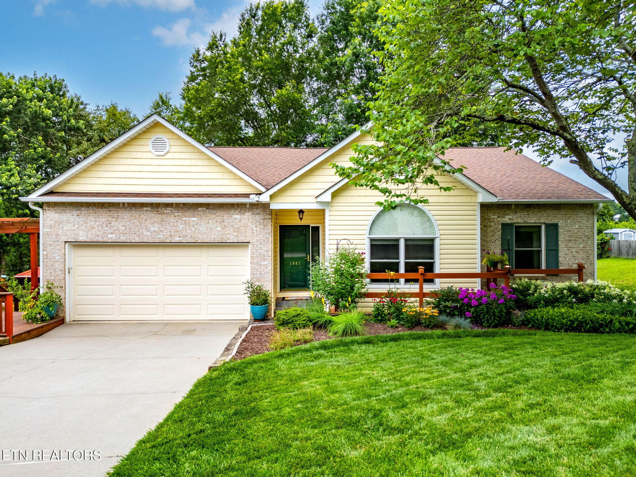 1807 Poplar Hill Rd Property Photo 1