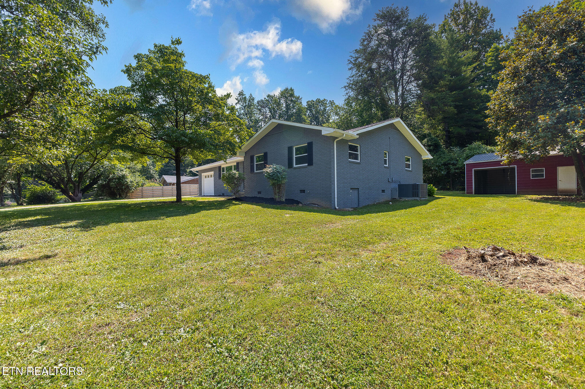 210 E Norton Rd Property Photo 3