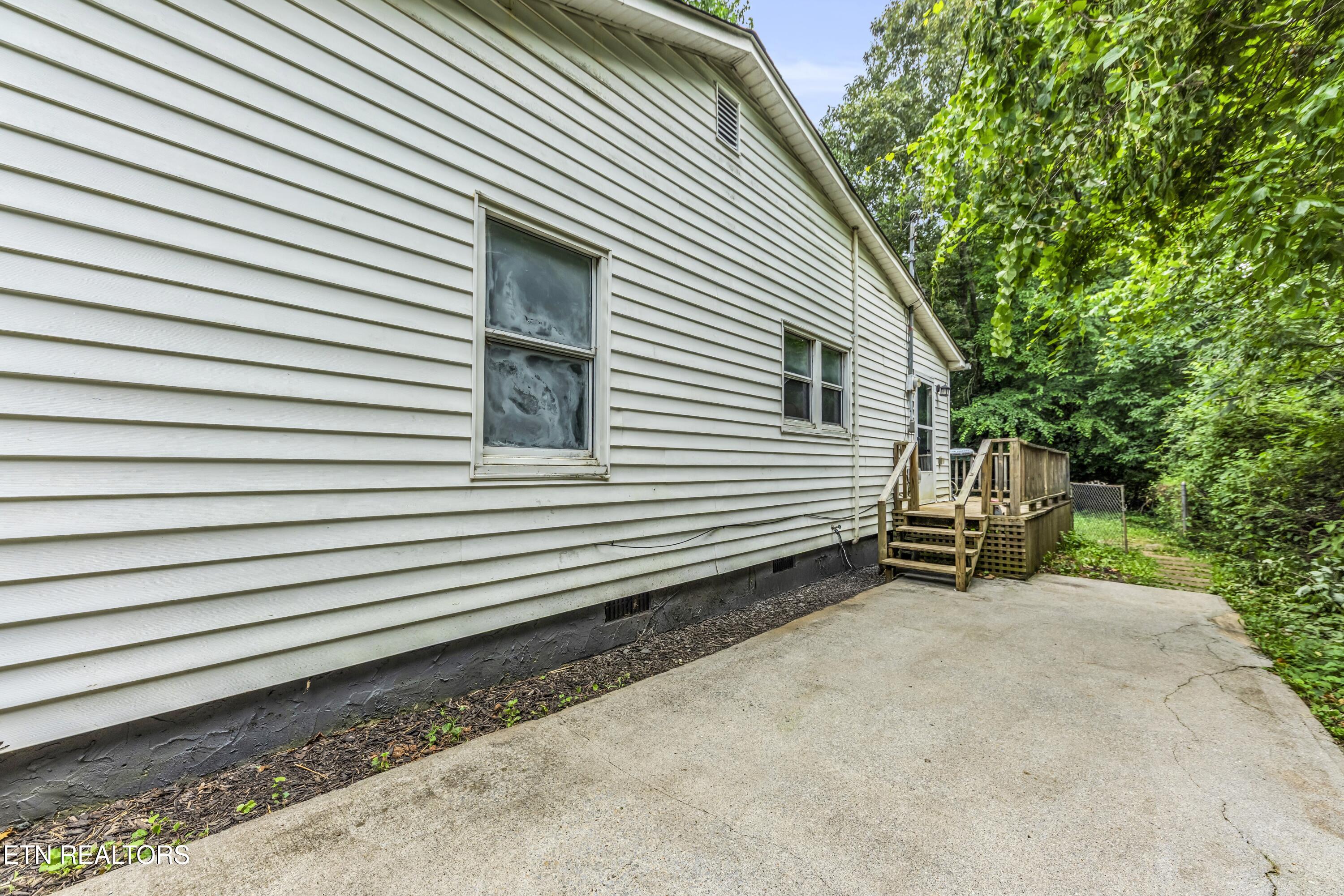 303 N Walnut St Property Photo 3
