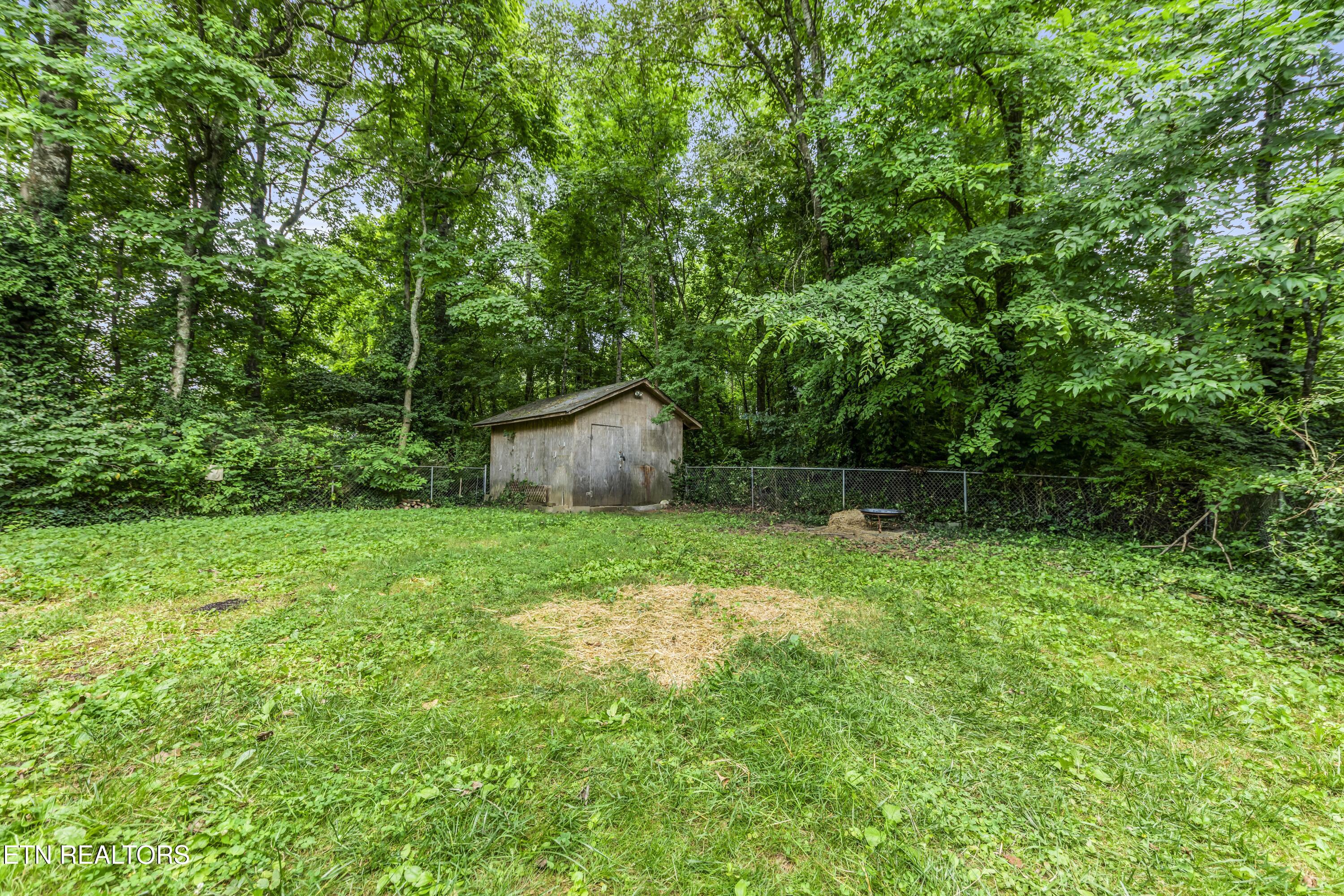 303 N Walnut St Property Photo 4