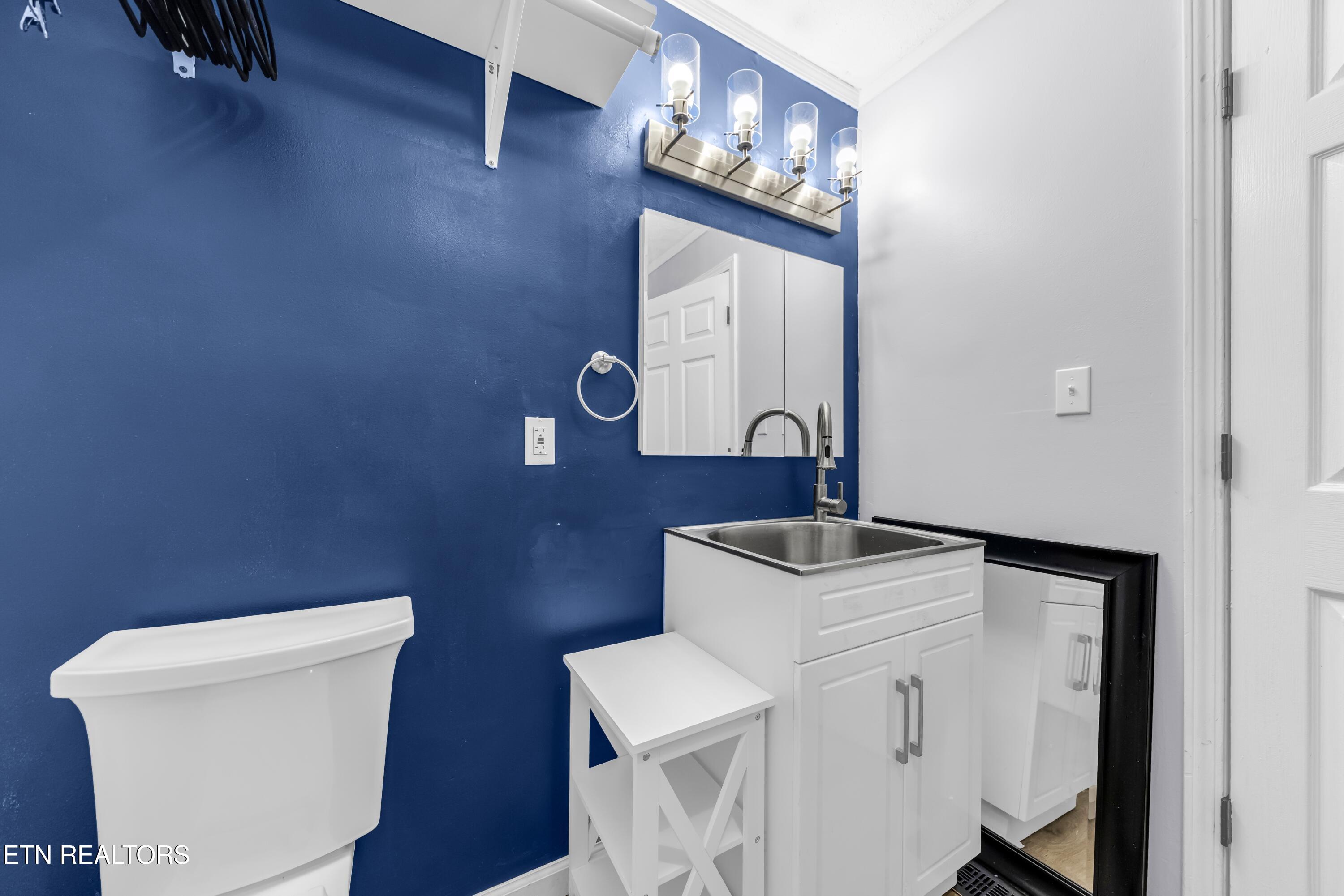 303 N Walnut St Property Photo 17