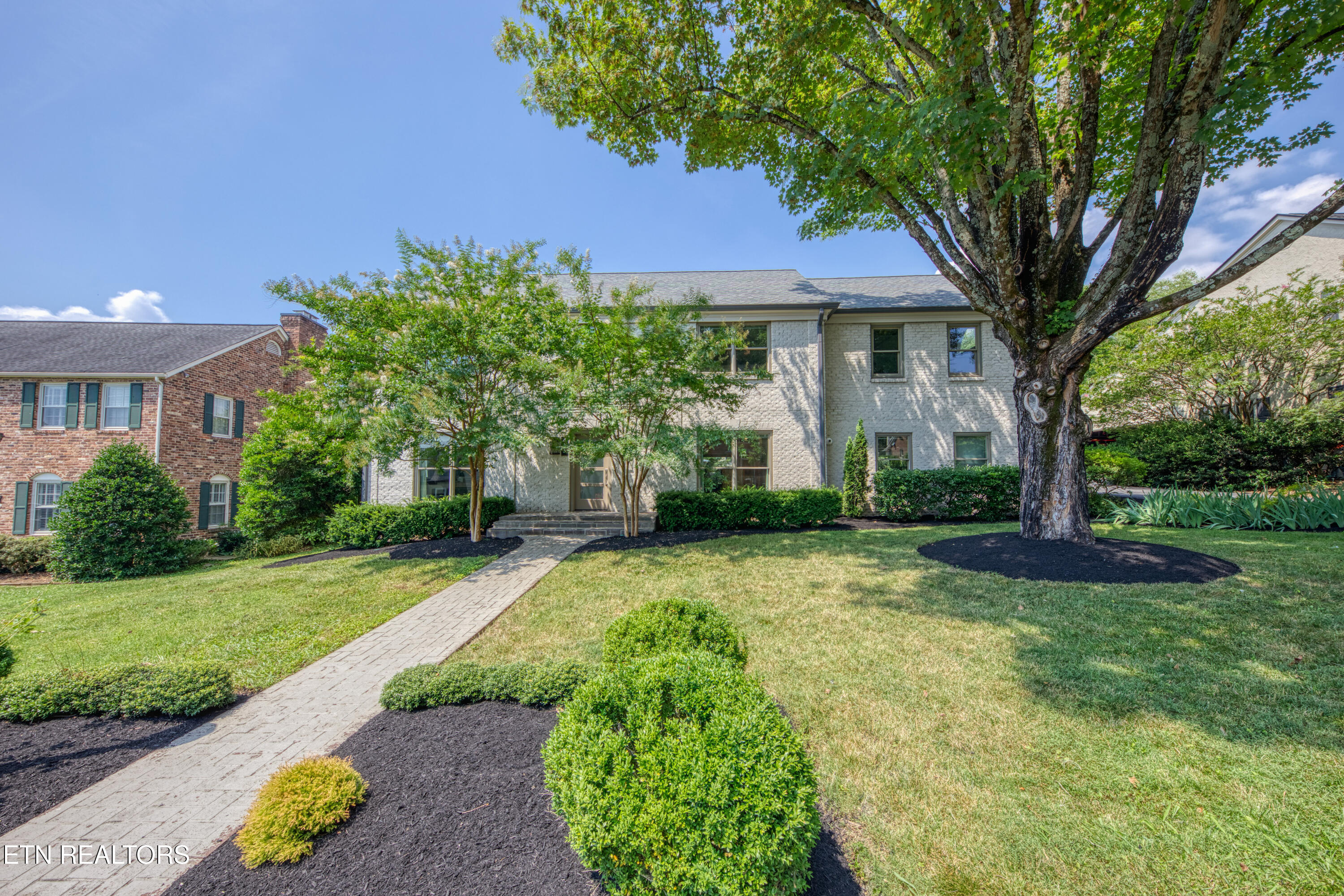 413 Boxwood Square Property Photo 1