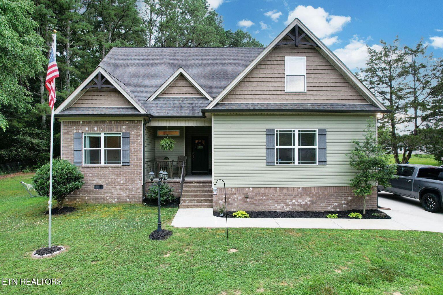 114 Ne Fairhill Drive Property Photo 1