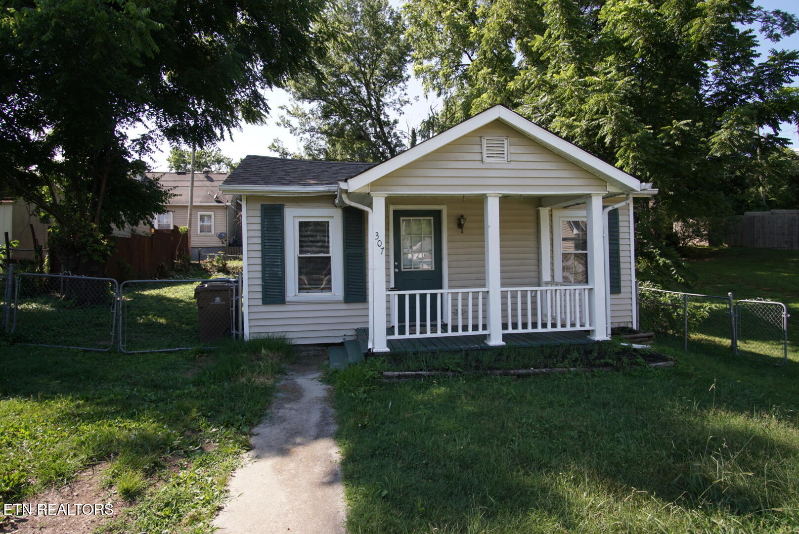 307 E Oldham Ave Property Photo 1