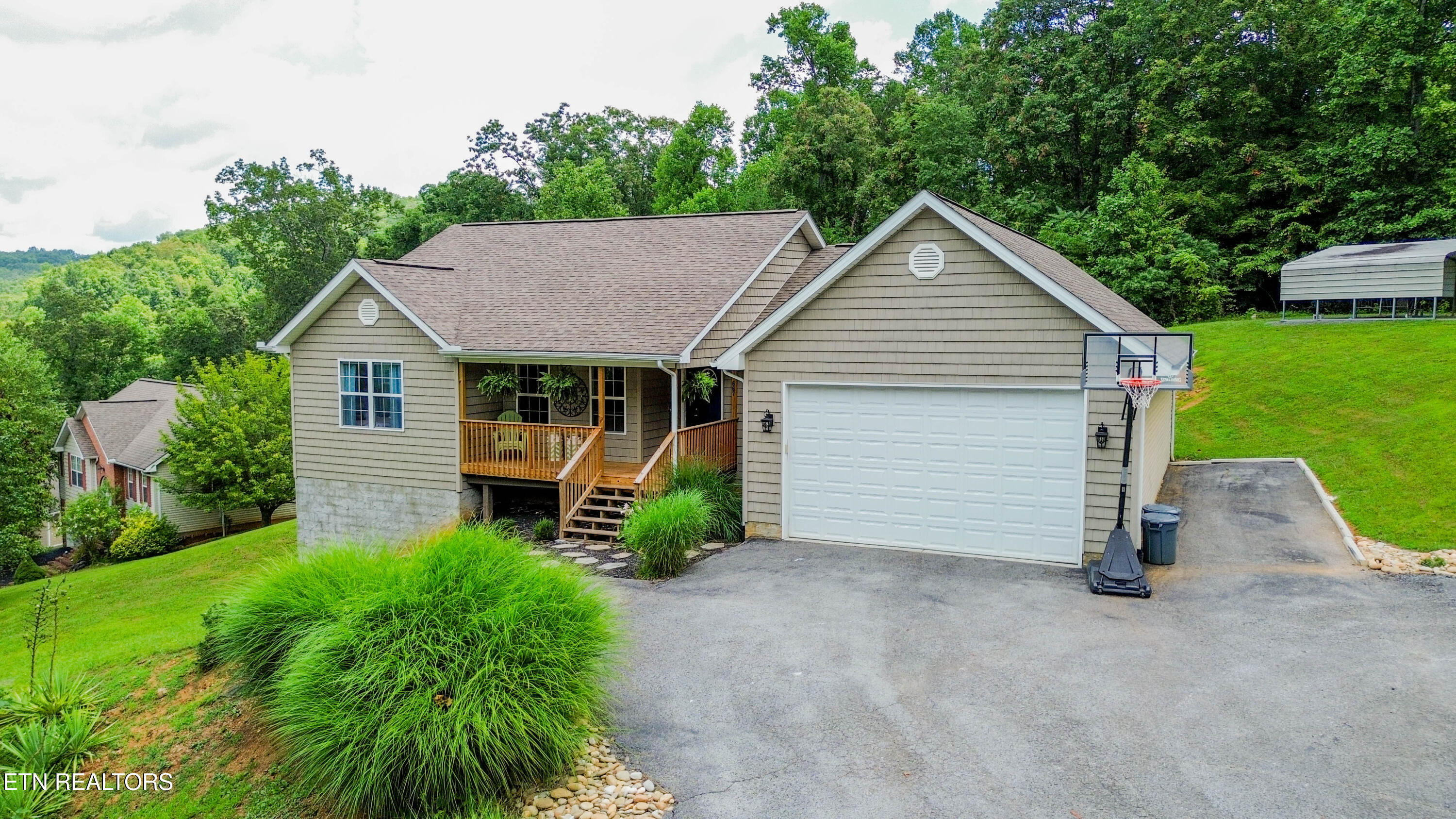 667 Pine Hollow Rd Property Photo 1