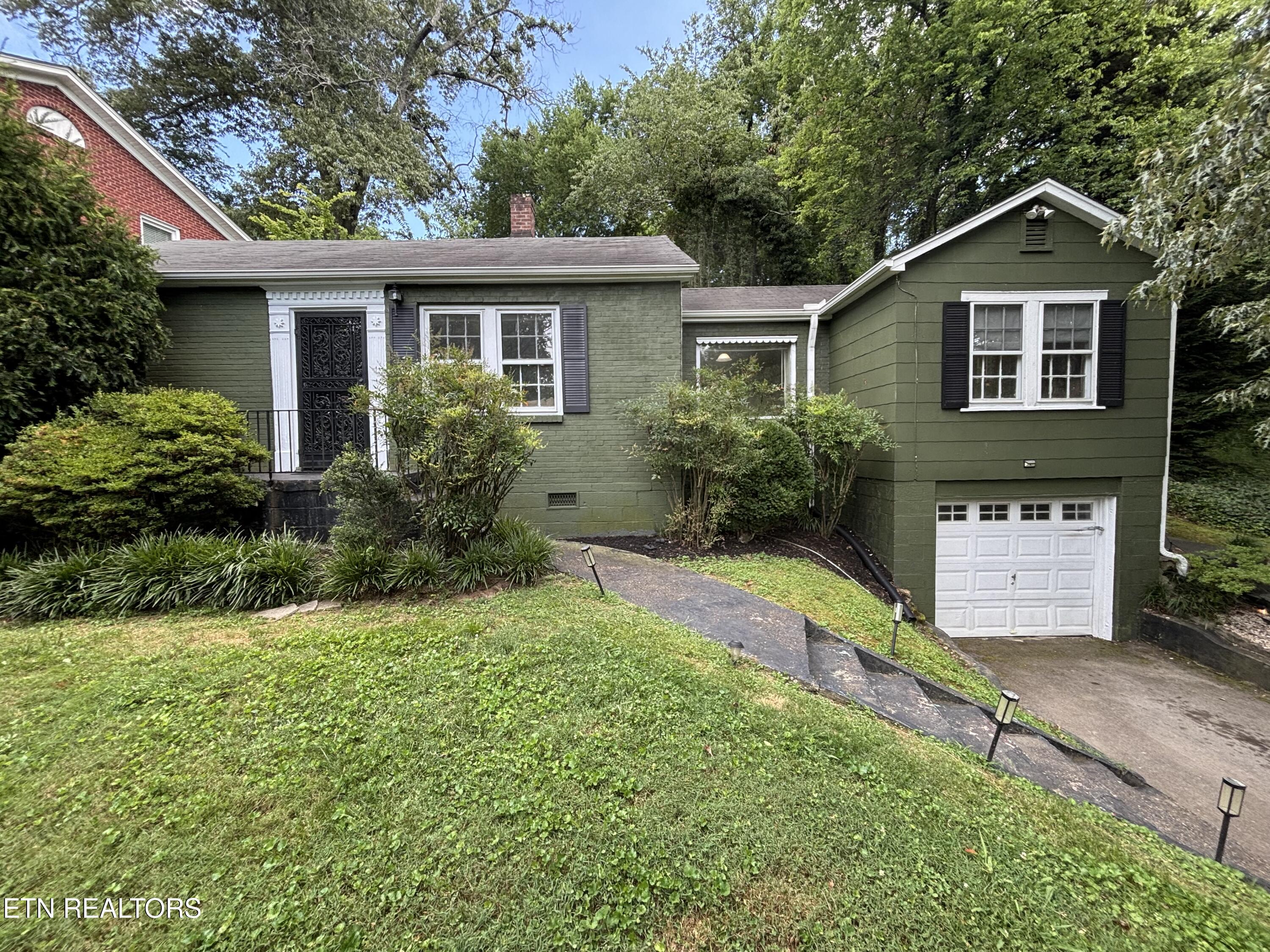 3032 N Hills Blvd Property Photo 1