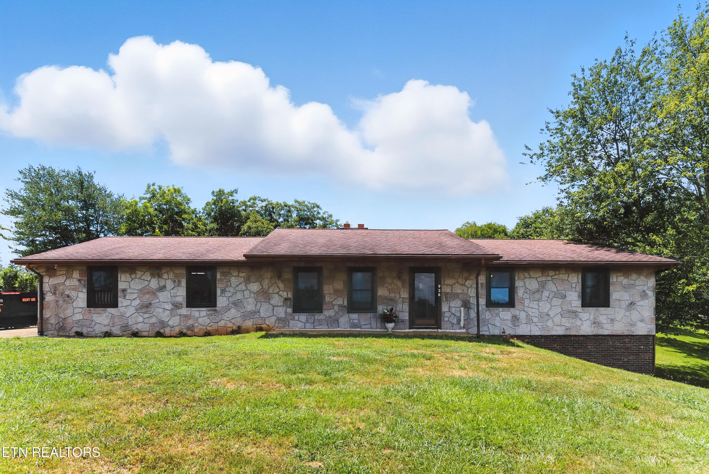 926 Weaver Hill Drive Property Photo 1
