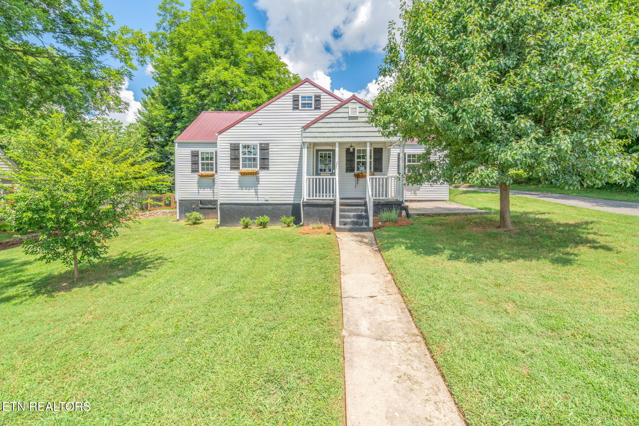 1911 Crest Road Property Photo 1