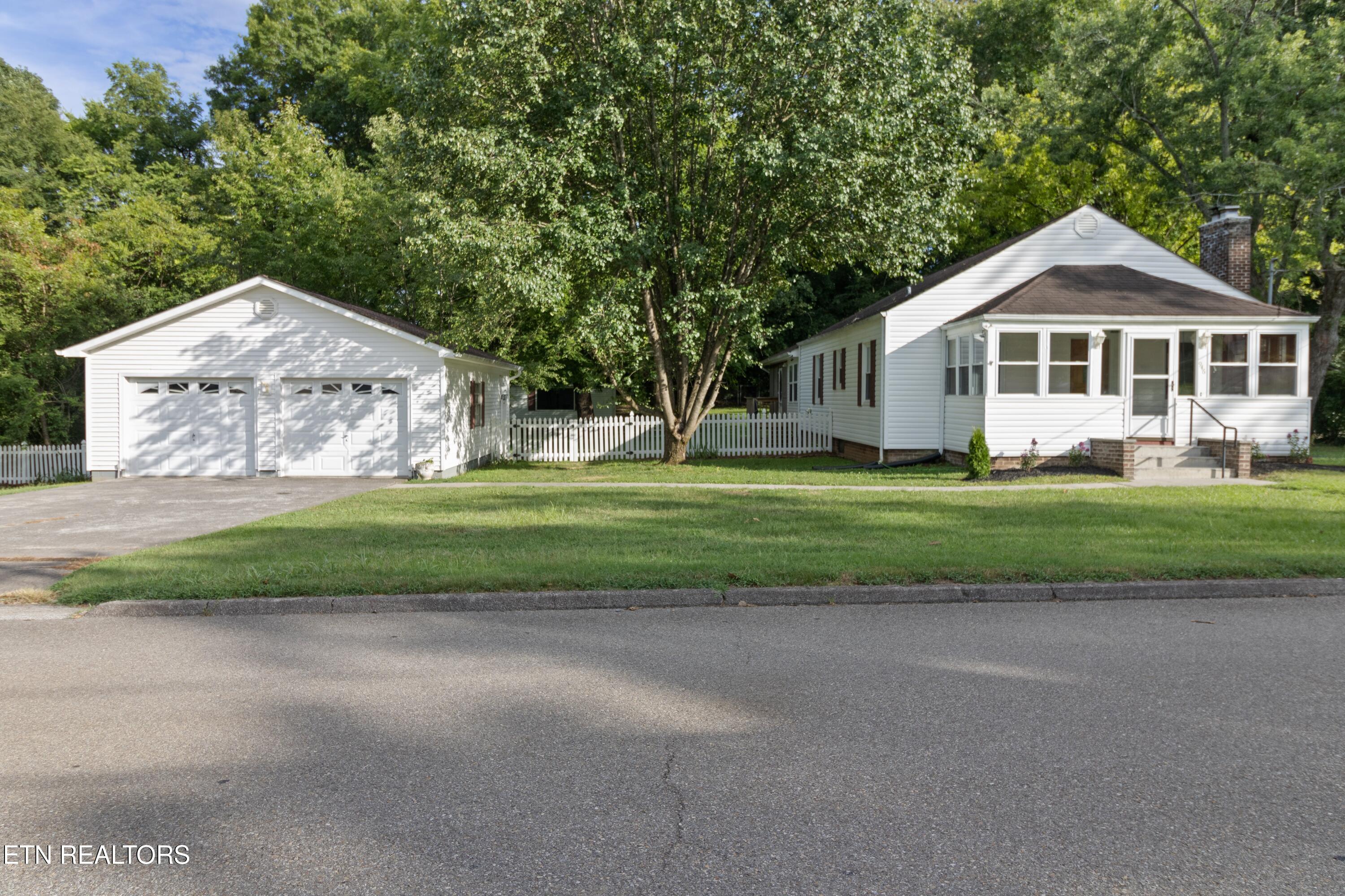 946 Poplar St Property Photo 1