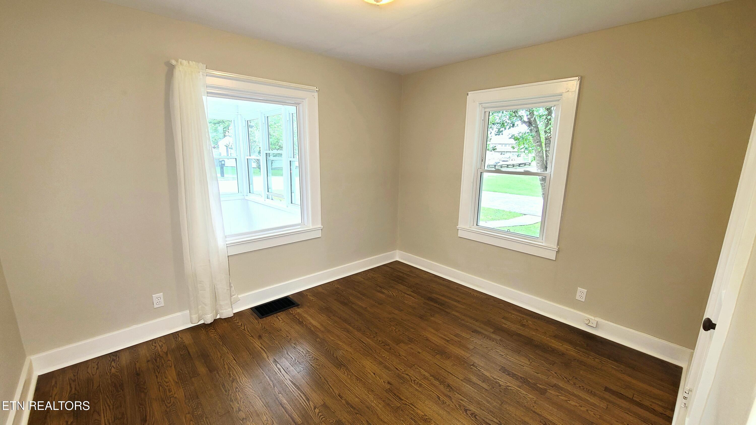 946 Poplar St Property Photo 15