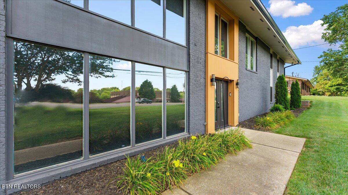 813 N Cedar Bluff Rd Property Photo 2