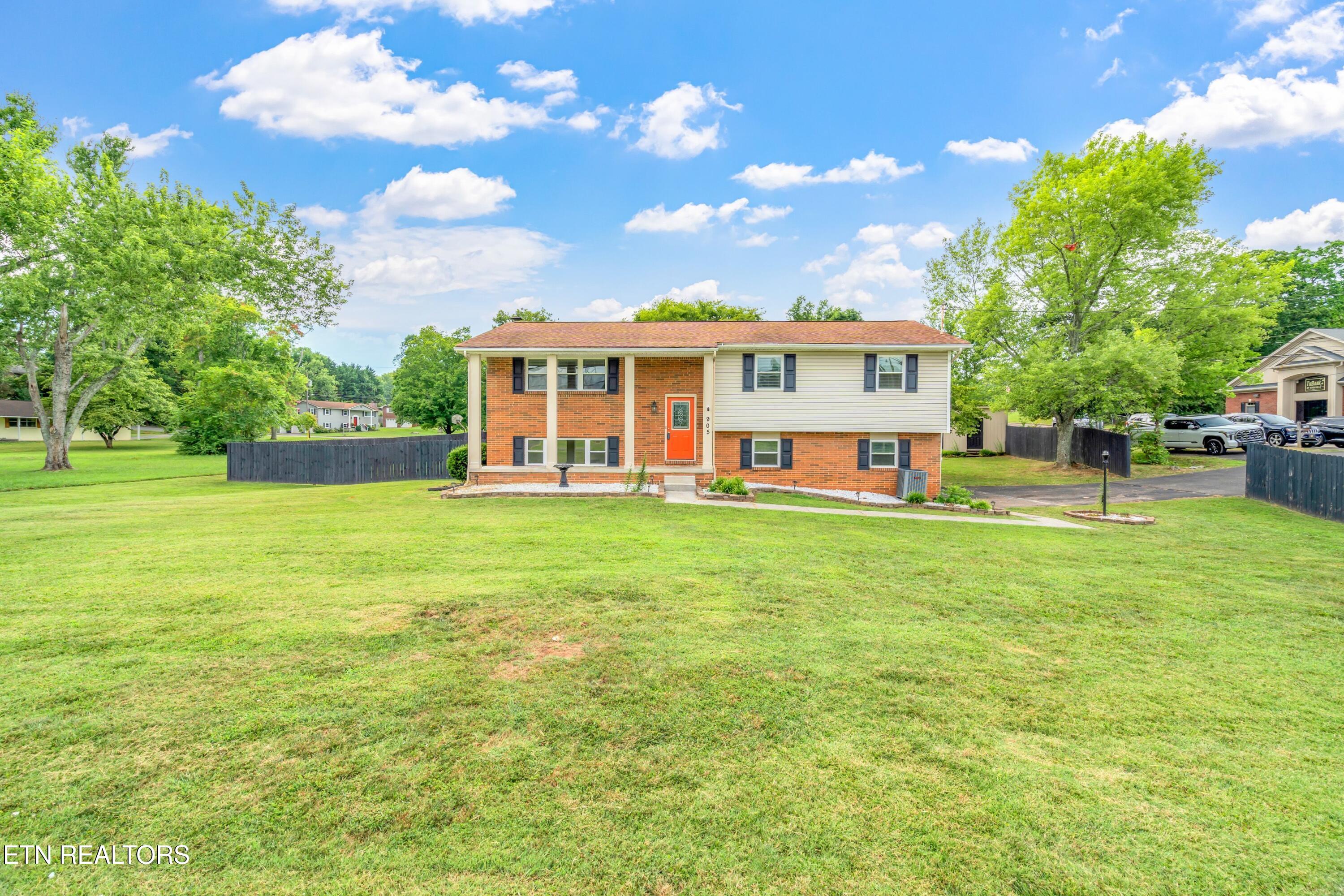 905 N Cedar Bluff Rd Property Photo 1