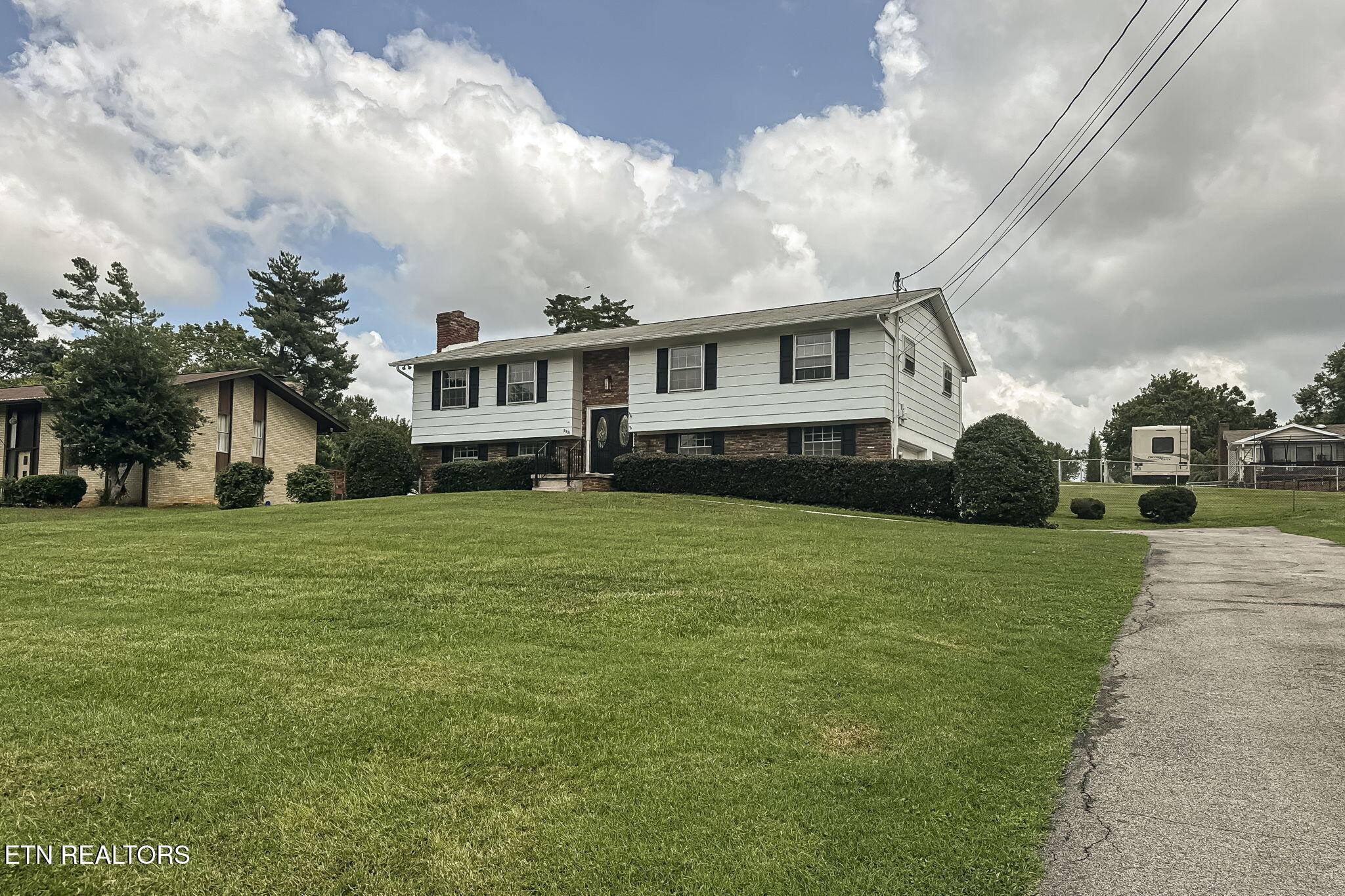 9521 Mobile Drive Property Photo 1