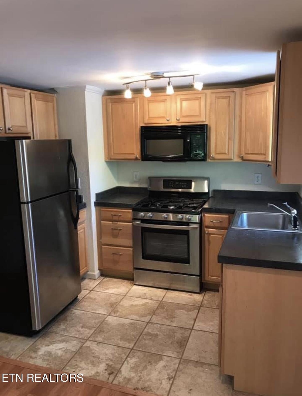 108 S Maple St Property Photo 36