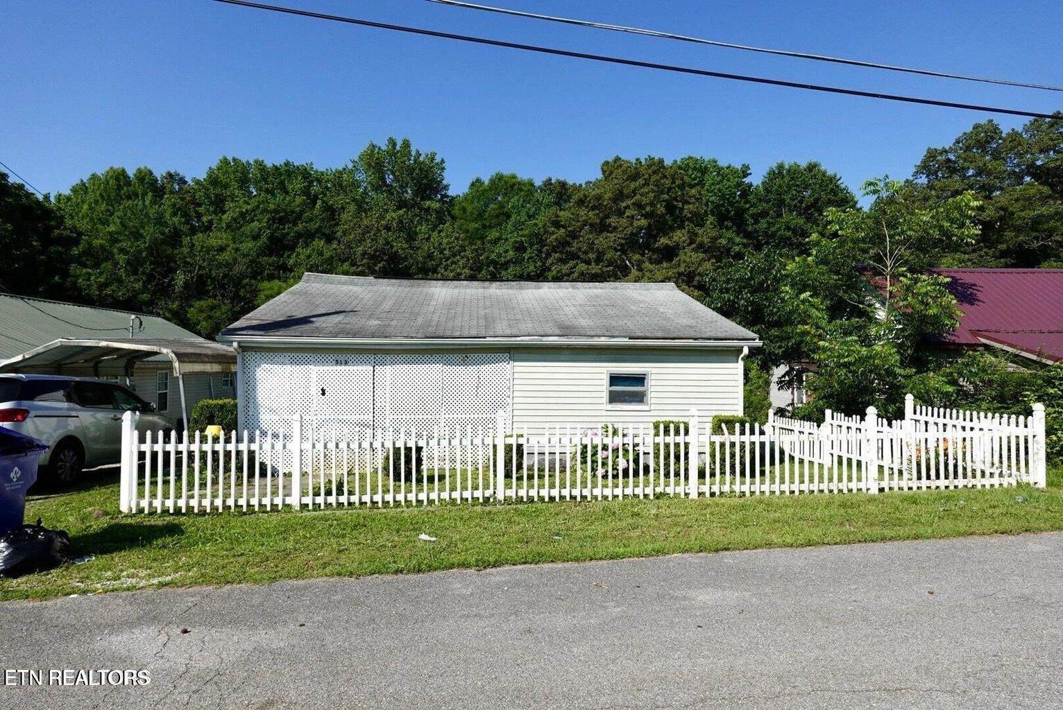 621 N Chamberlain Ave Property Photo 8