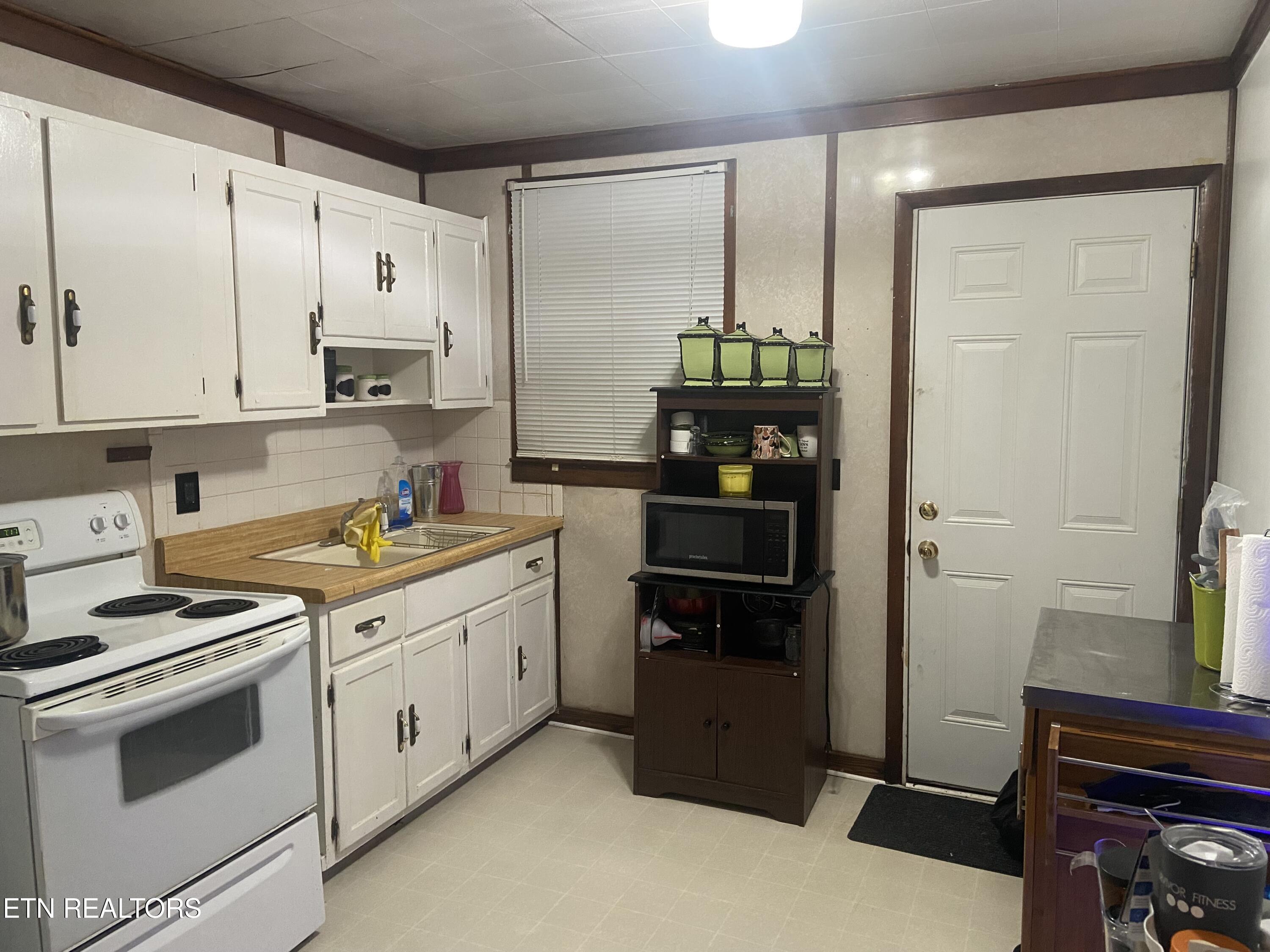 2400 Fenwood Drive Property Photo 2