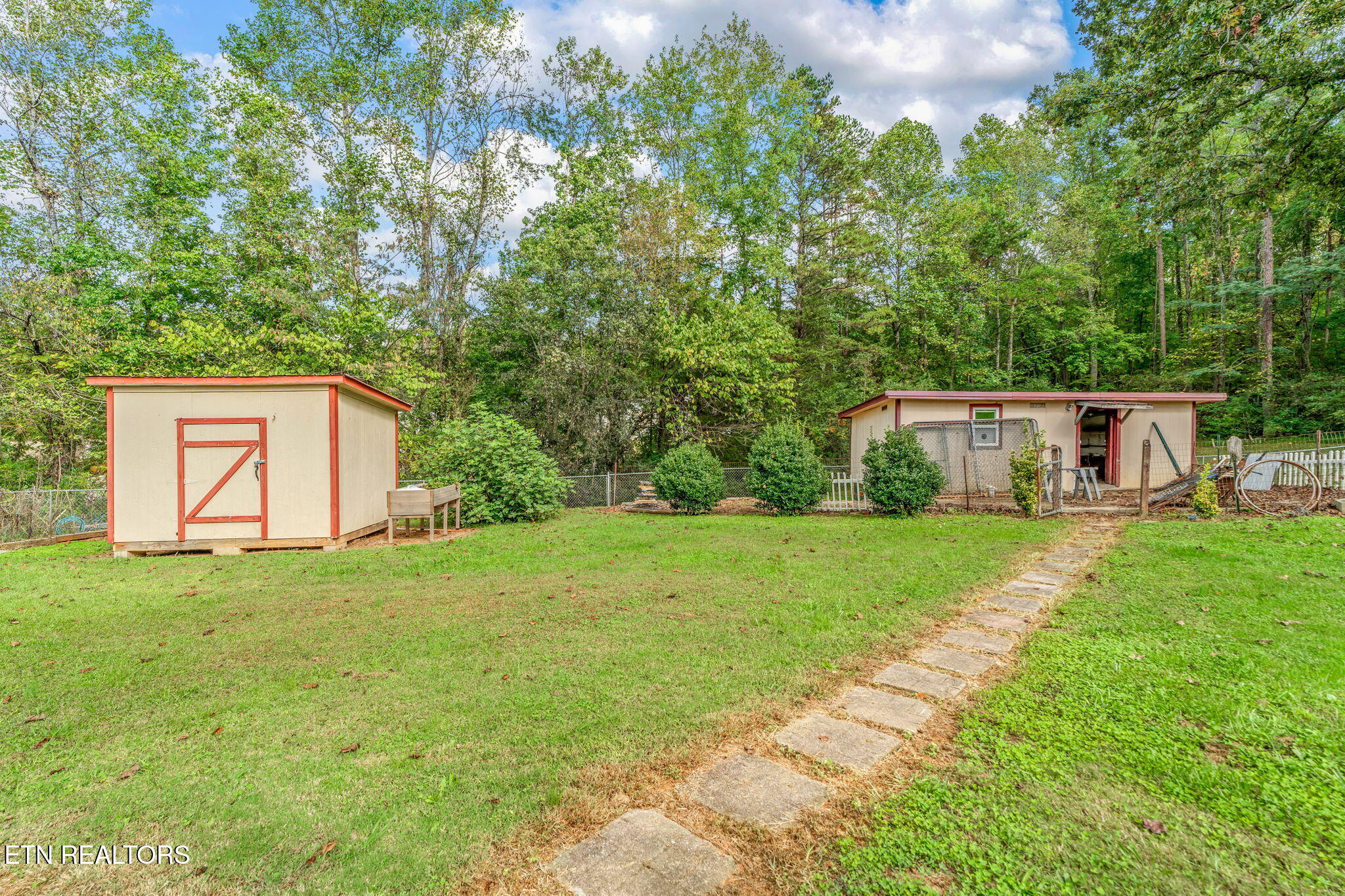 101 142 Autumn Lane Property Photo 44