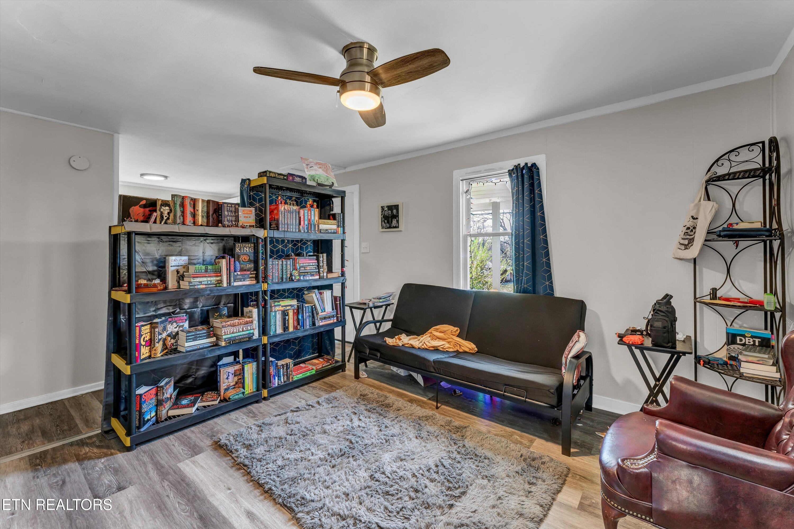 558/560 W Outer Drive Property Photo 5