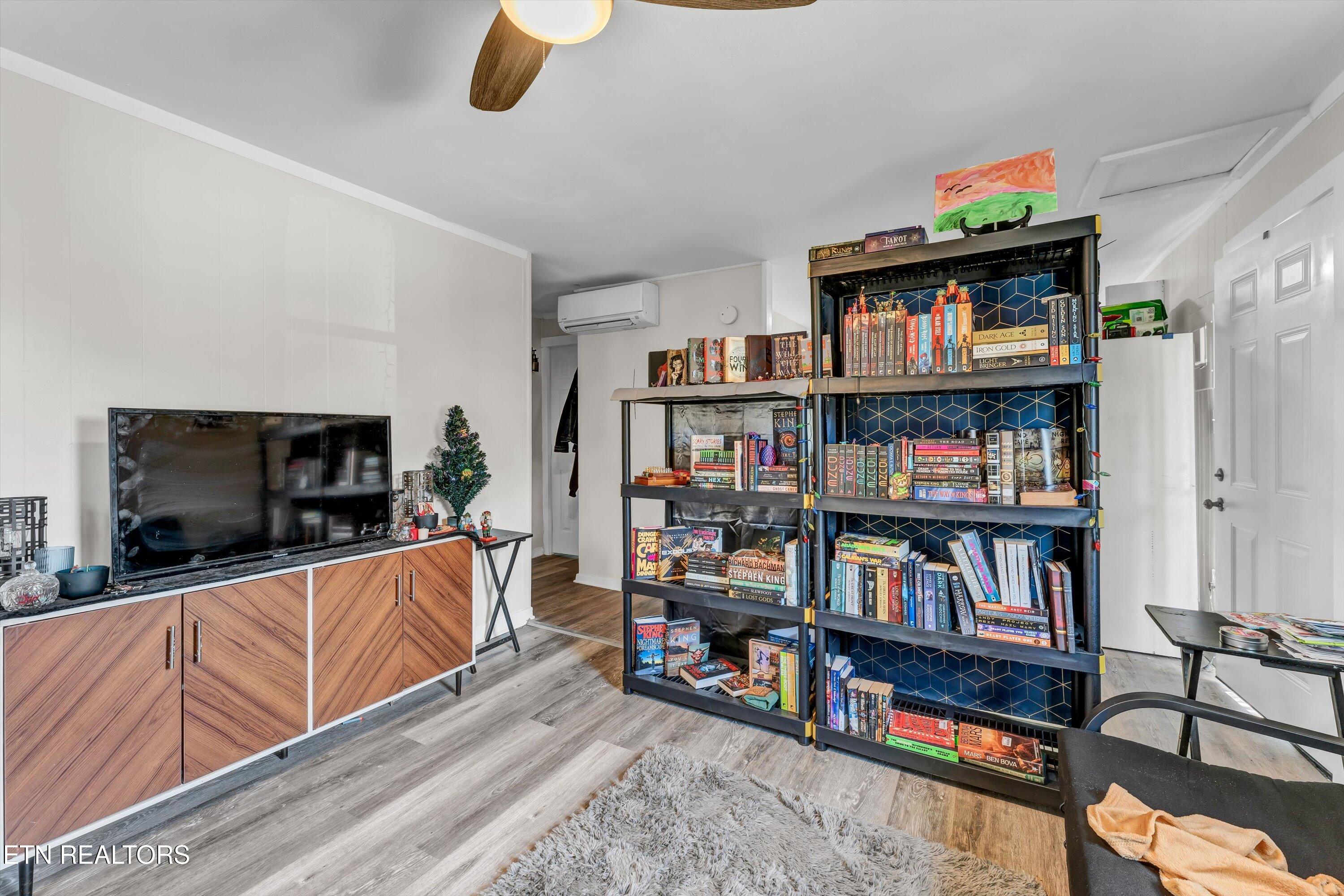 558/560 W Outer Drive Property Photo 6