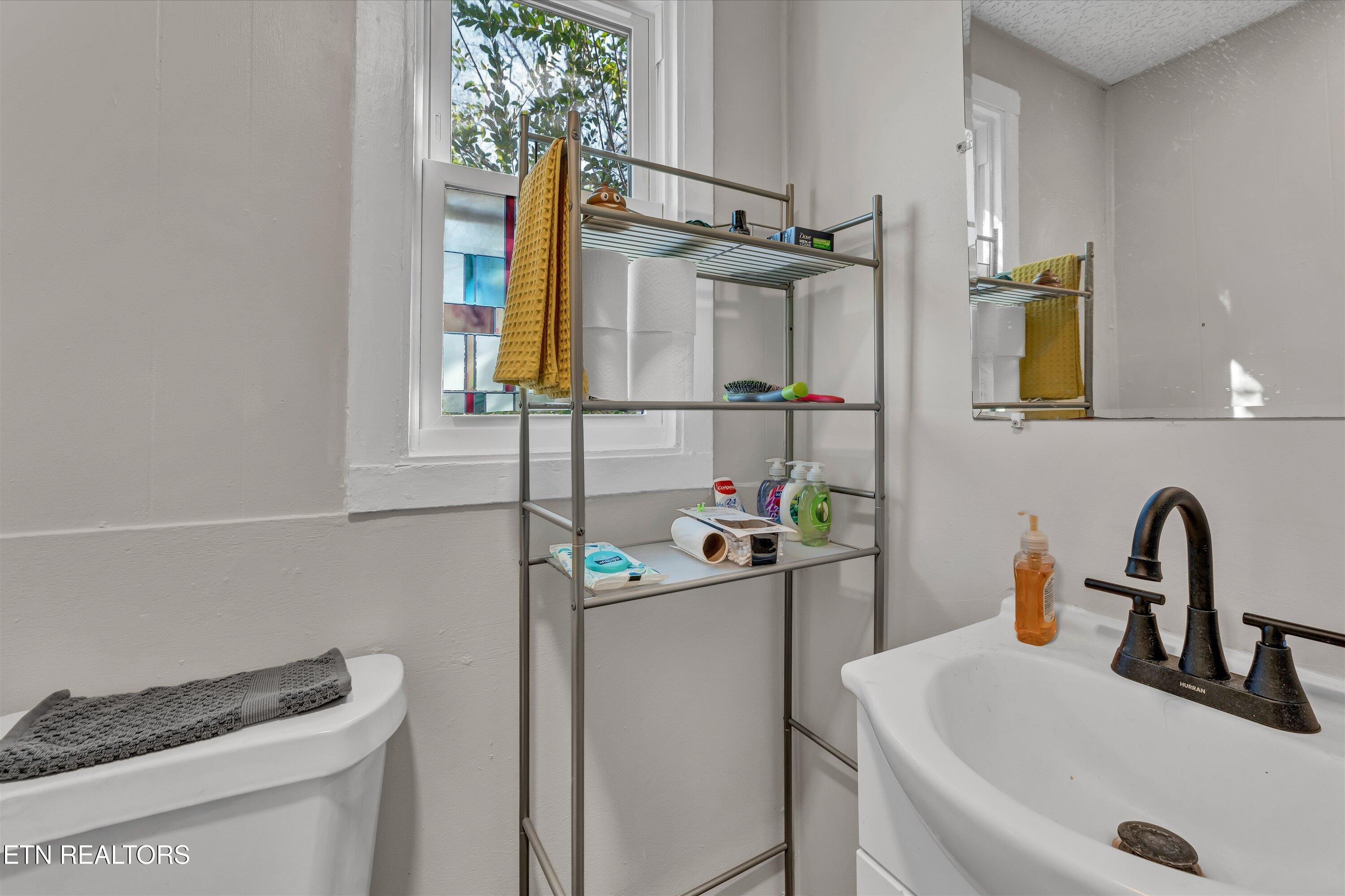 558/560 W Outer Drive Property Photo 12