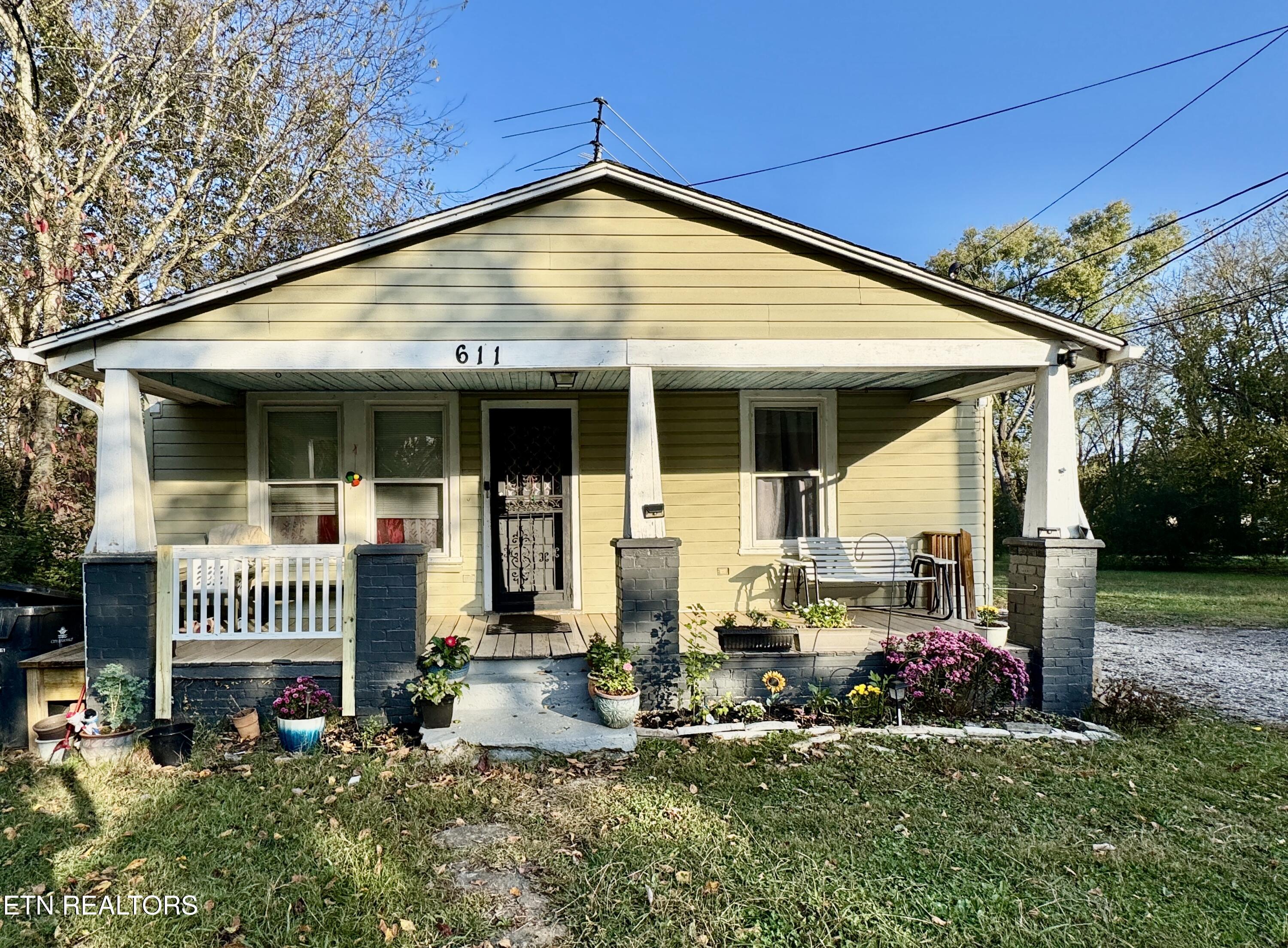 611 Glenoaks Drive Property Photo 1