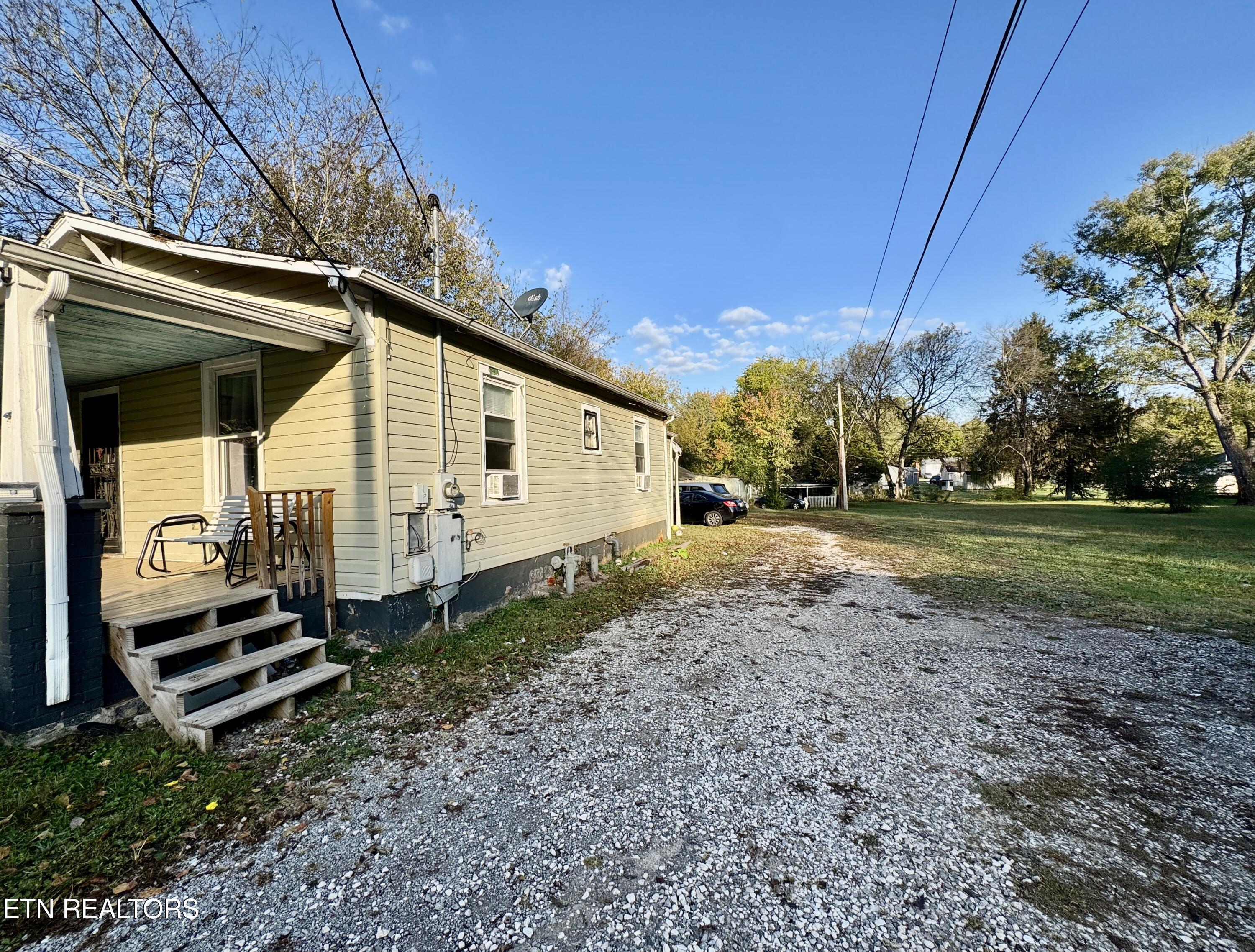 611 Glenoaks Drive Property Photo 2