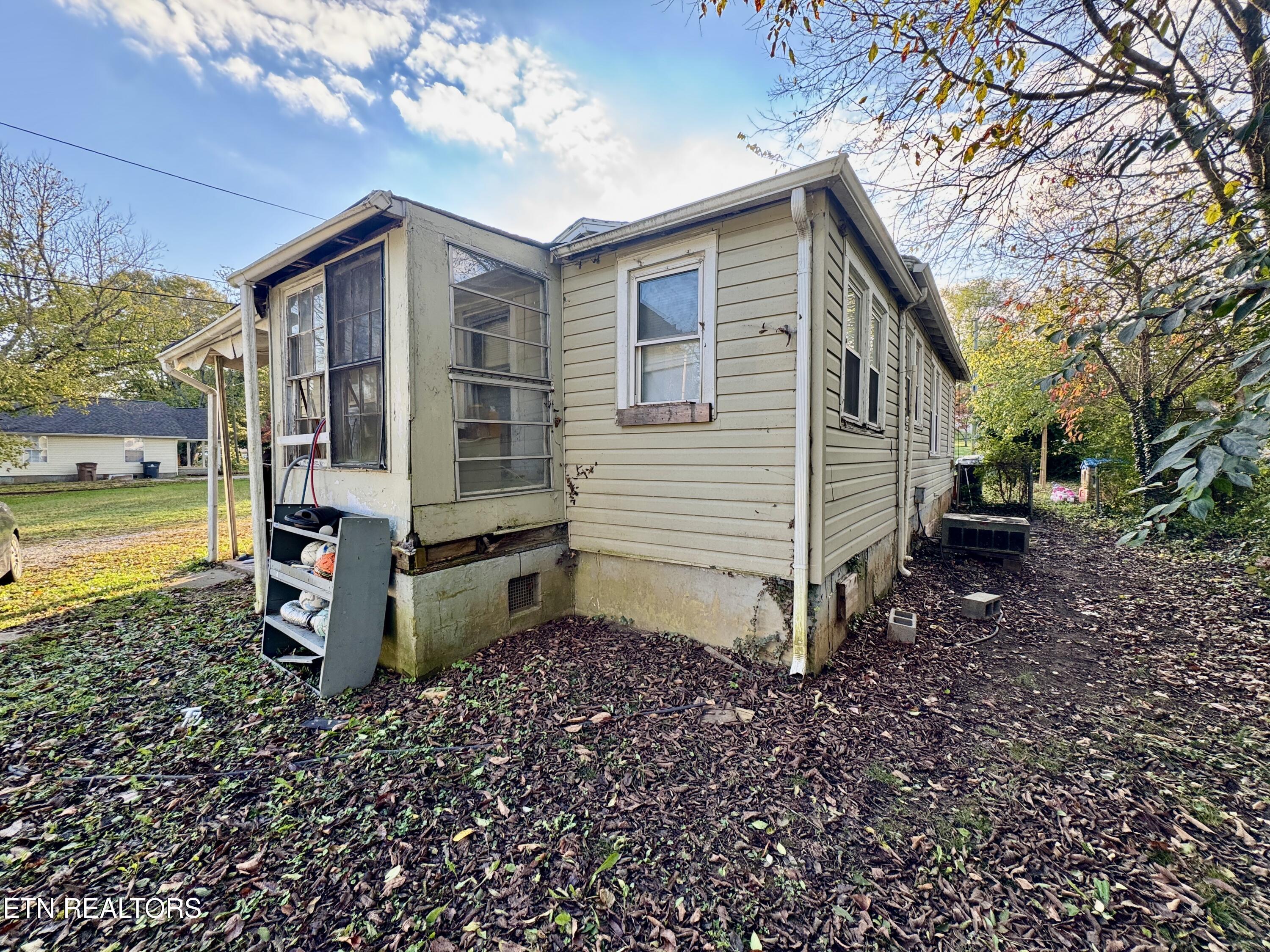 611 Glenoaks Drive Property Photo 4