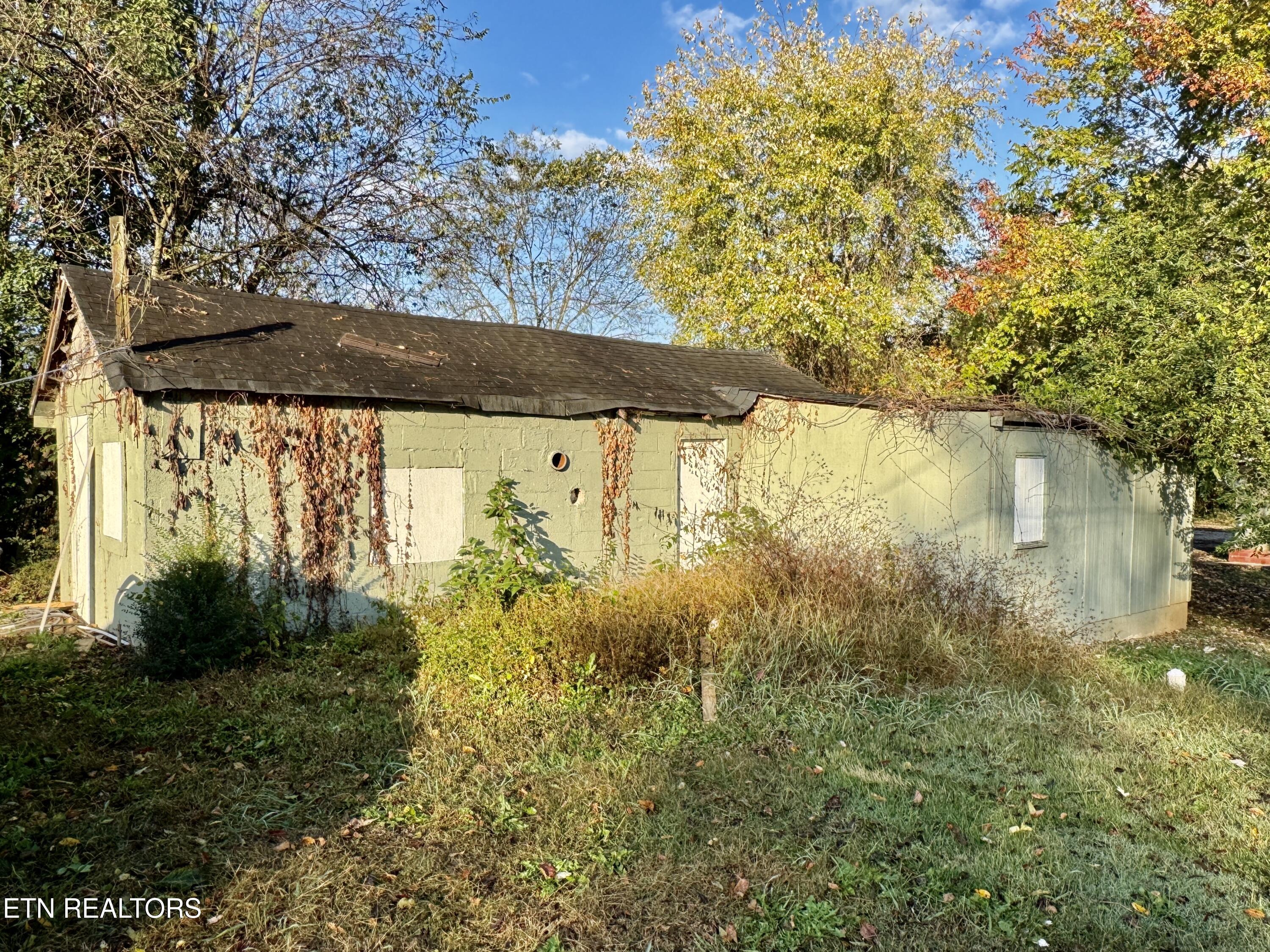 611 Glenoaks Drive Property Photo 5