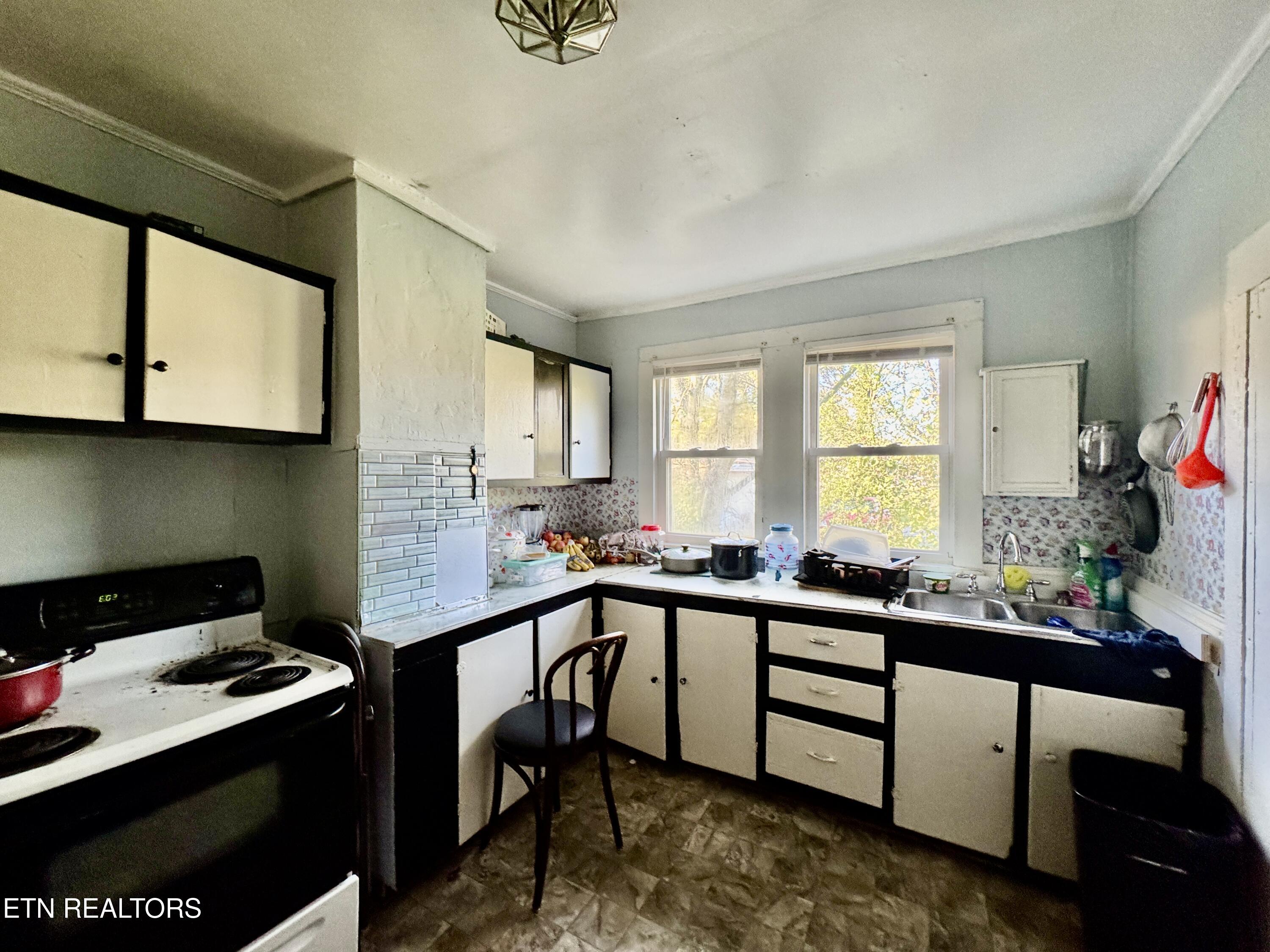 611 Glenoaks Drive Property Photo 8