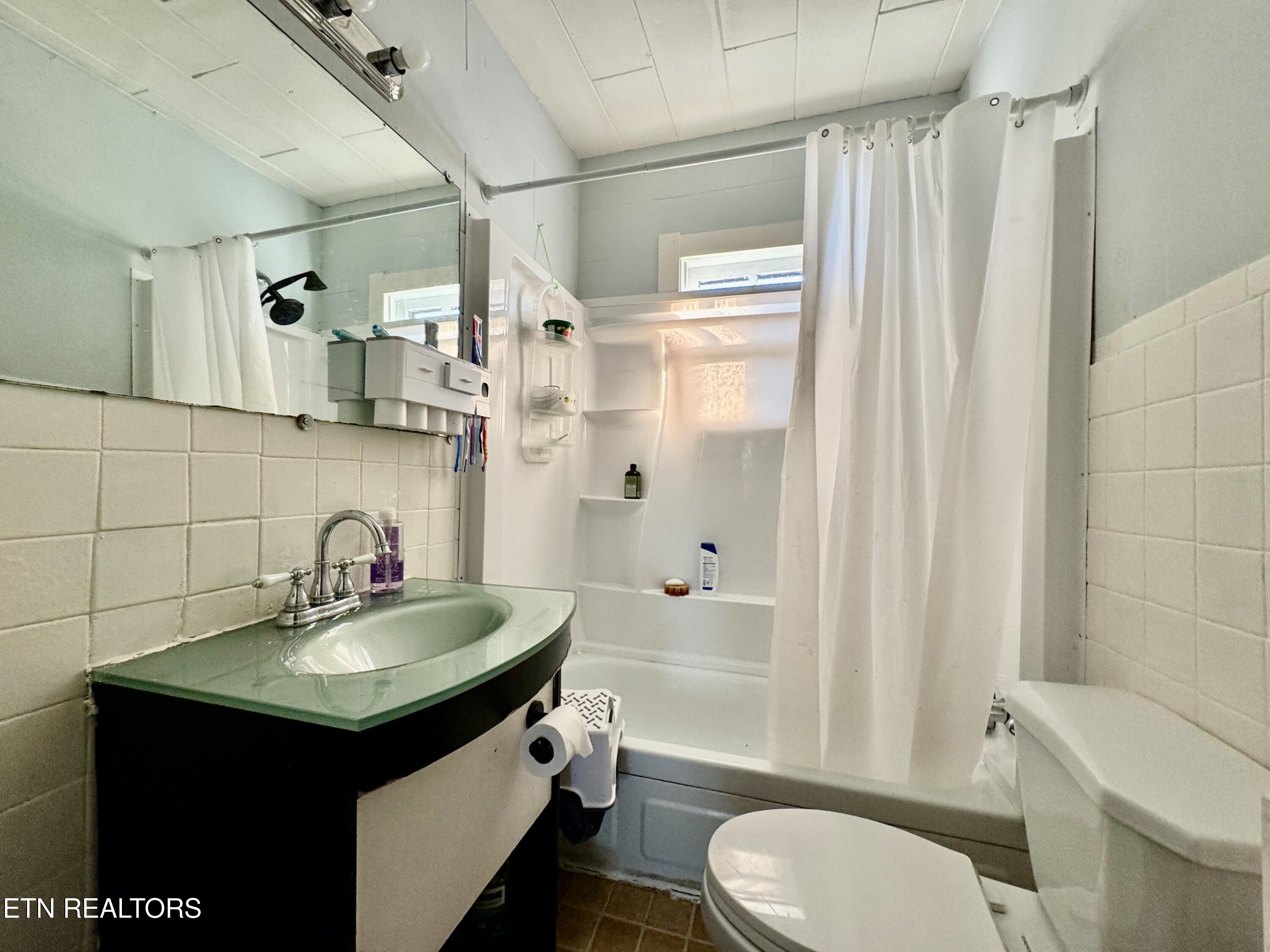 611 Glenoaks Drive Property Photo 12