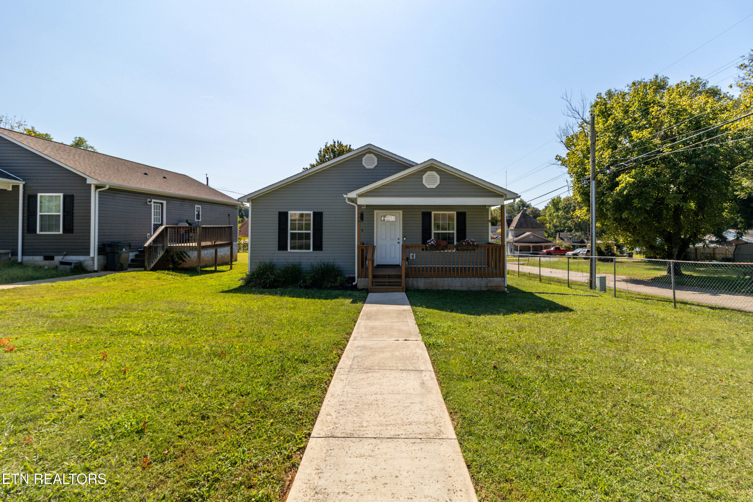 524 Ne Midlake Drive Northeast Drive Property Photo 2