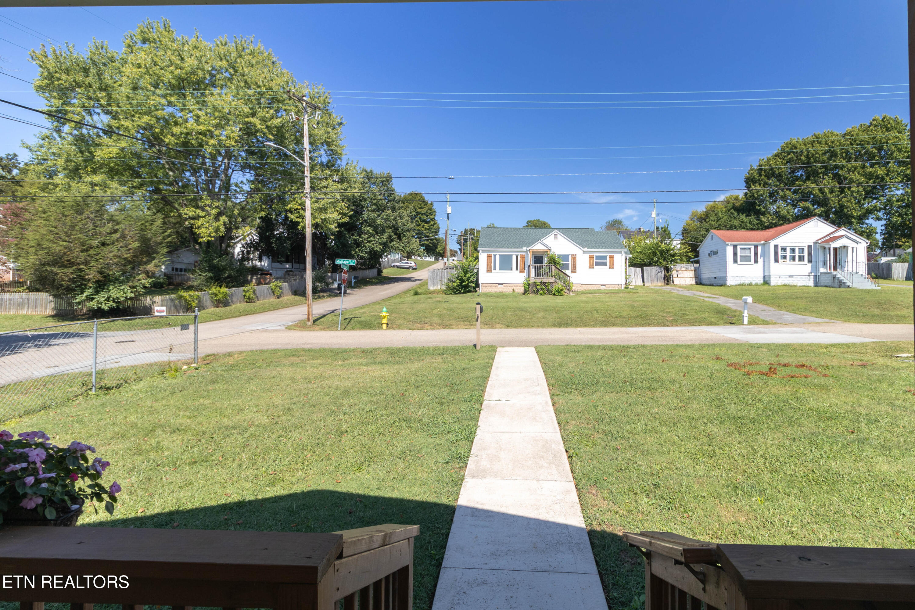 524 Ne Midlake Drive Northeast Drive Property Photo 5