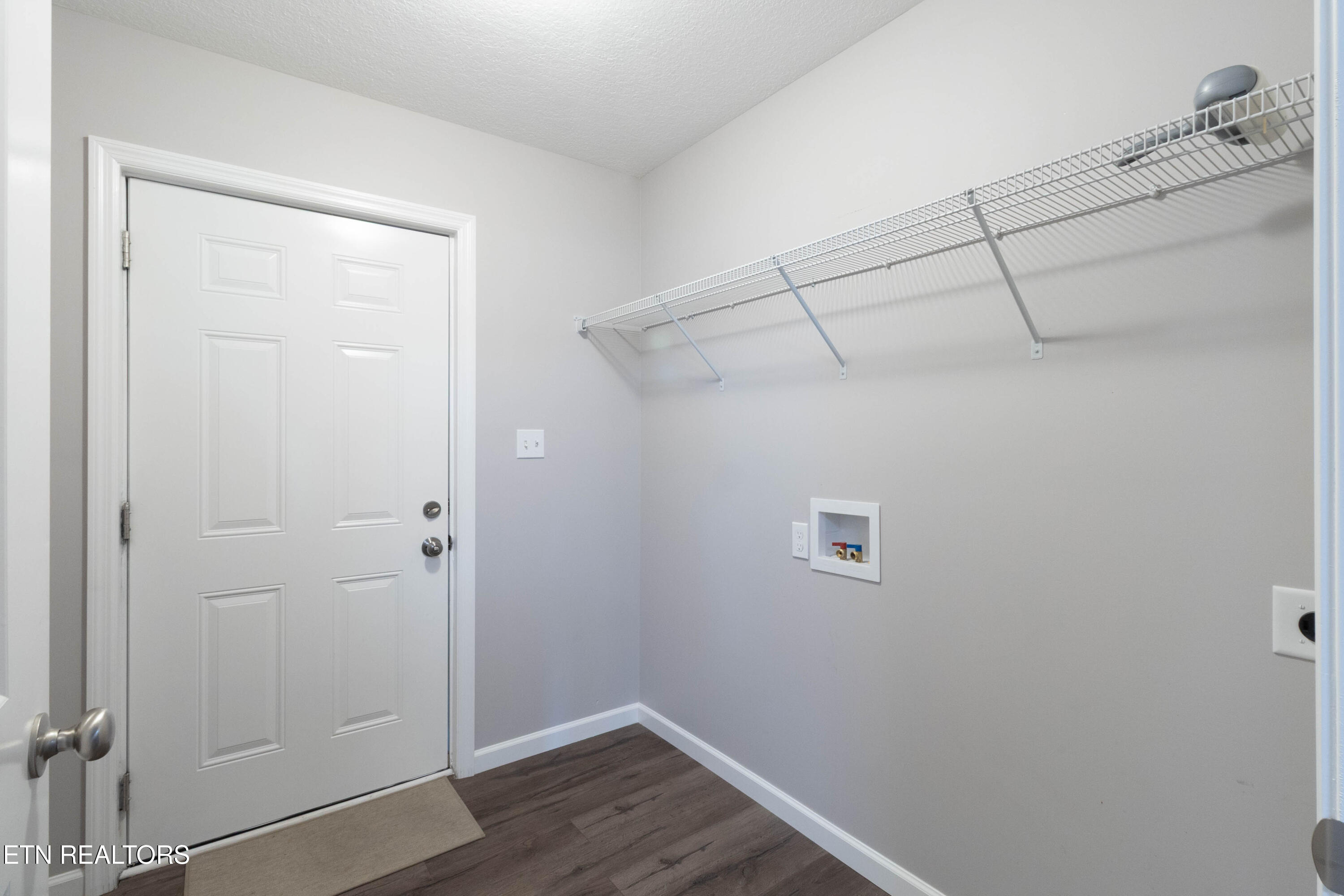 524 Ne Midlake Drive Northeast Drive Property Photo 9