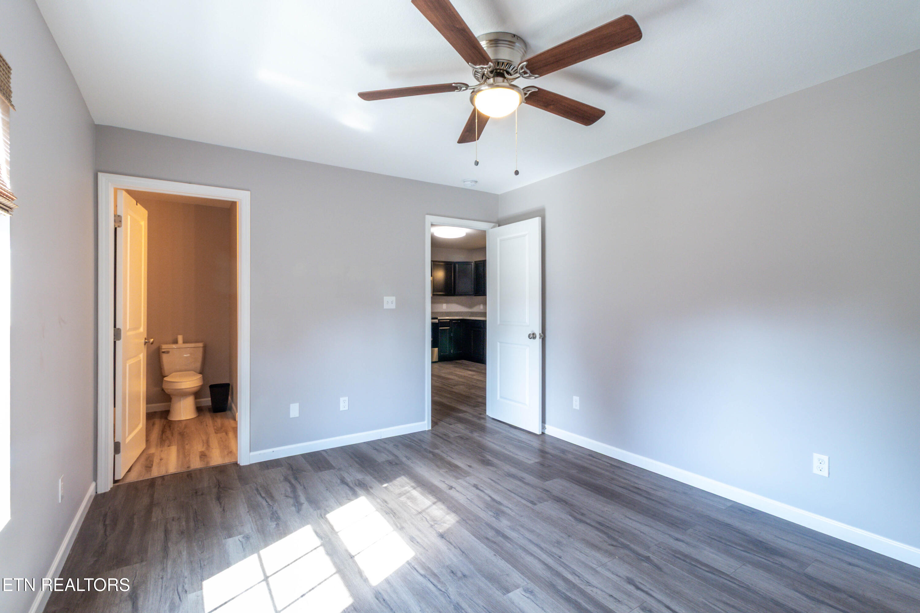 524 Ne Midlake Drive Northeast Drive Property Photo 11