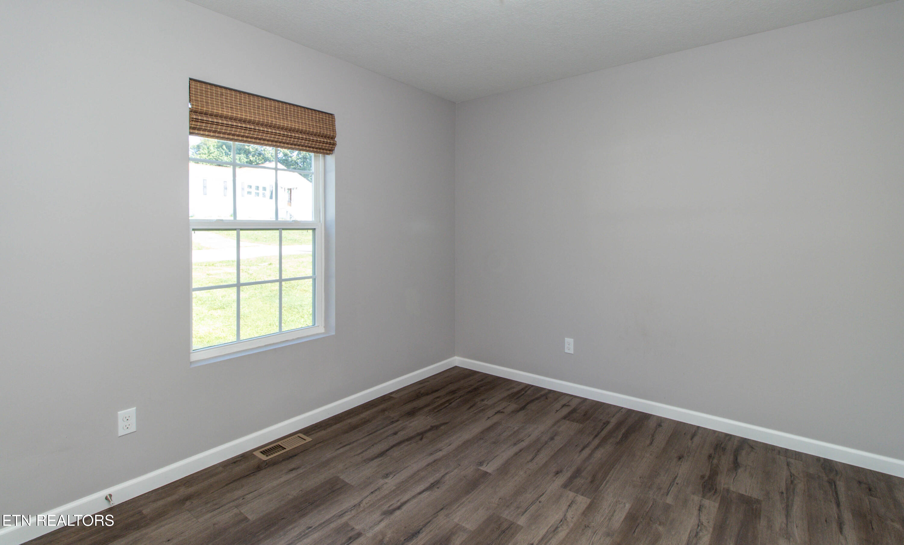 524 Ne Midlake Drive Northeast Drive Property Photo 13